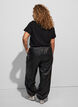 T-Shirt aus Baumwolle mit Text-Badge, Schwarz, Model image number 2