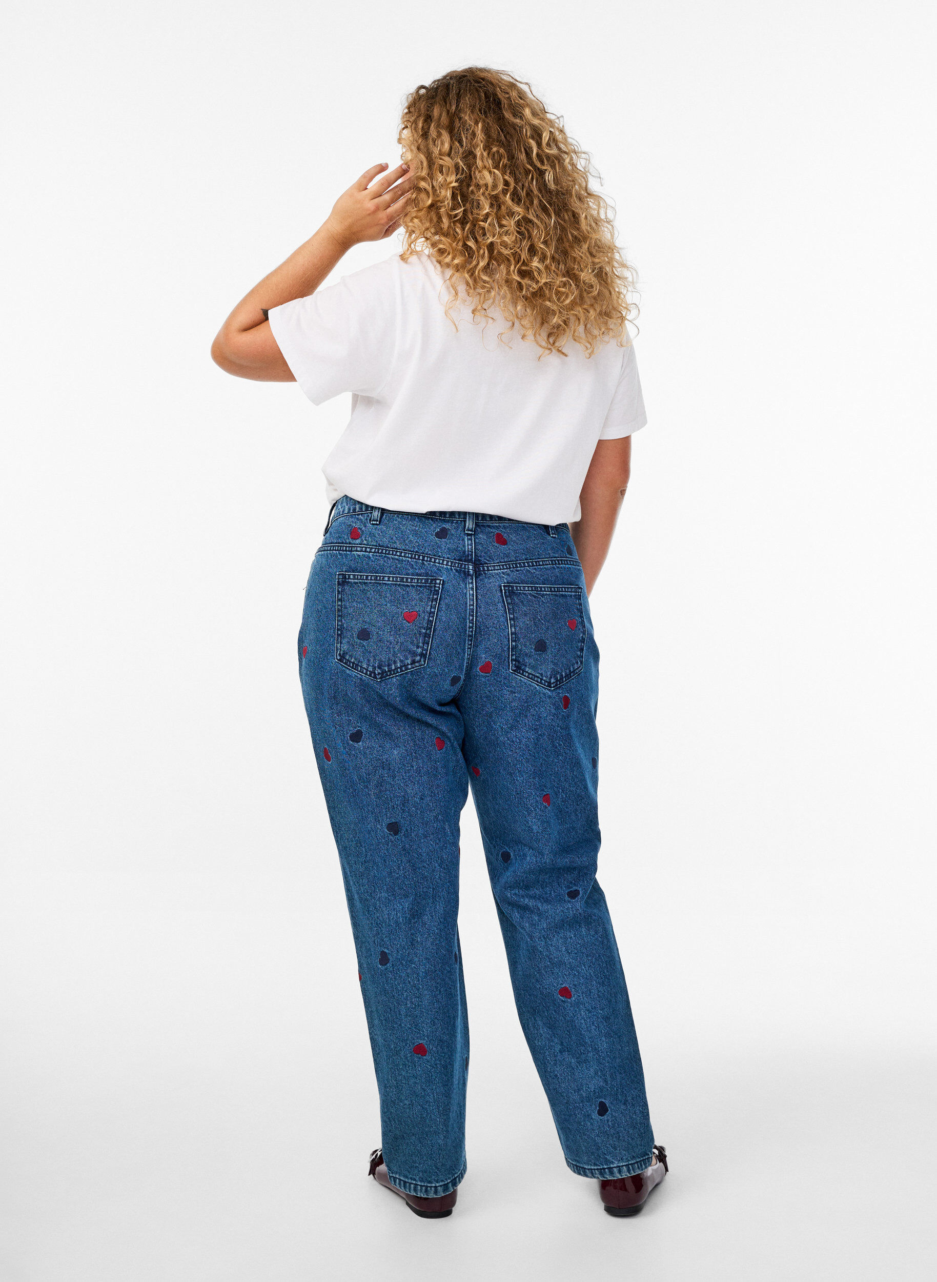 ZizziGemma Jeans mit hoher Taille und aufgestickten Details, Blau, Model image number 1