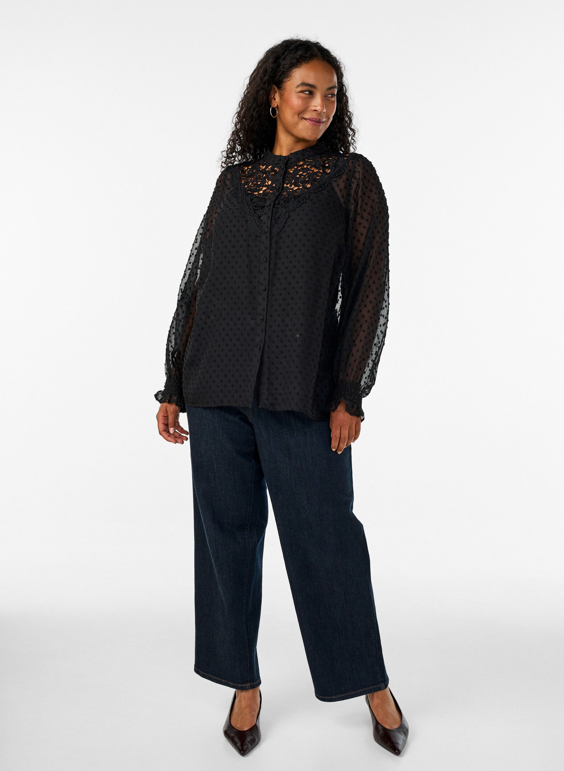 ZizziHemdbluse mit Spitzeneinsatz und Punktemuster, Schwarz, Model image number 1