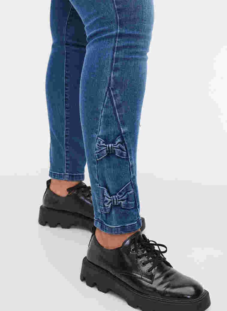 Super Slim Amy Jeans mit Schleife, Dark blue, Model image number 2