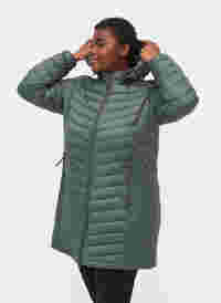 Gesteppte Leichtgewichtsjacke mit abnehmbarer Kapuze und Taschen, Urban Chic, Model