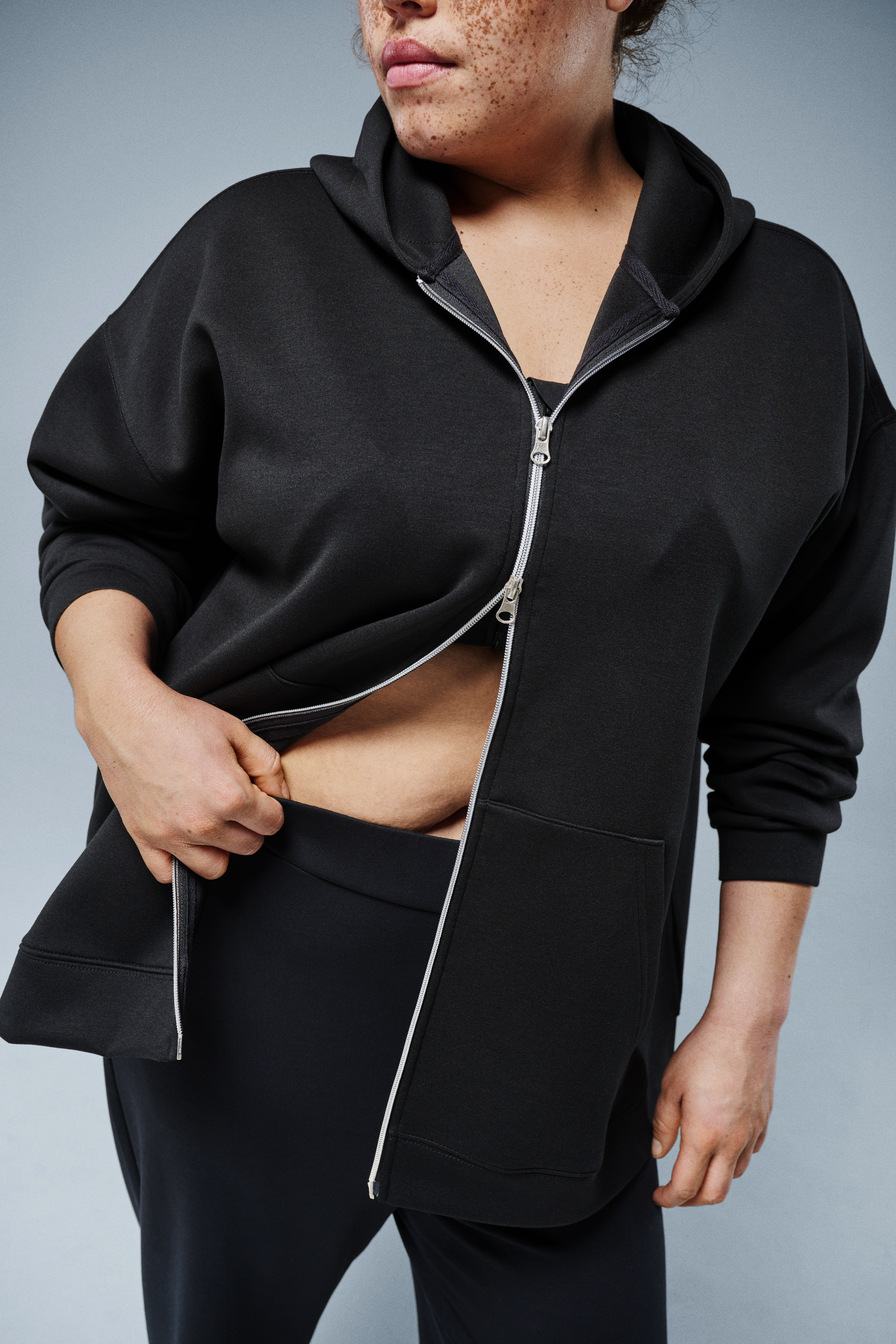 ZizziSchwarzes Kapuzenshirt, , Model