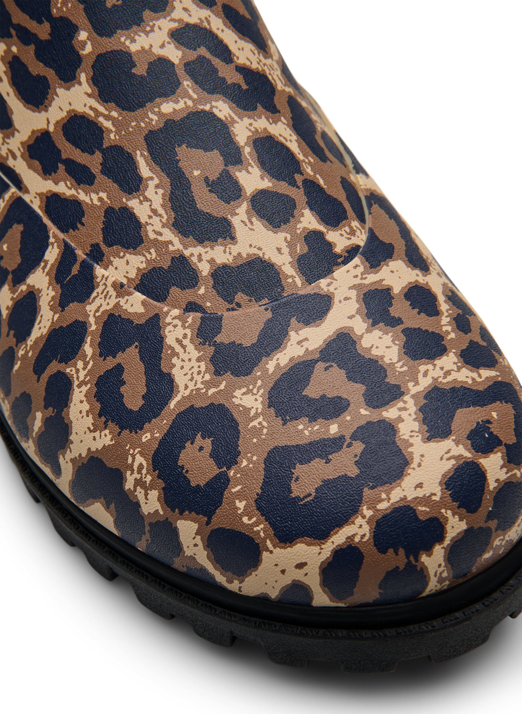ZizziKurze Stiefel mit weitem Schaft aus elastischem Neopren, Leopard AOP, Packshot image number 3