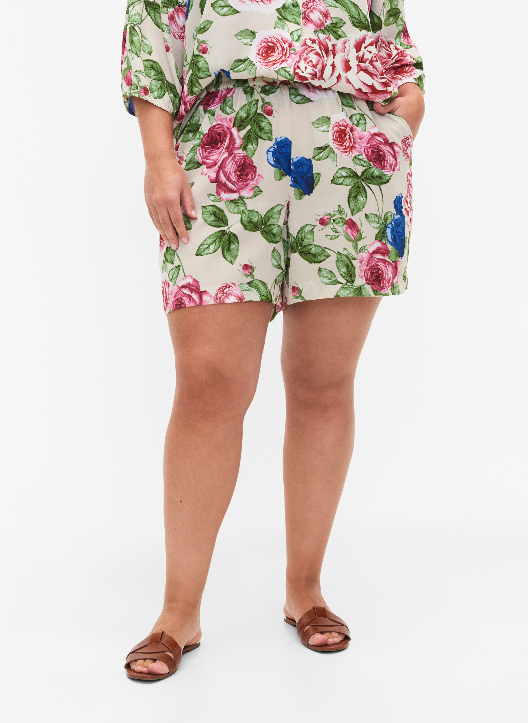 ZizziShorts mit Blumenprint, Bright Flower , Model image number 2