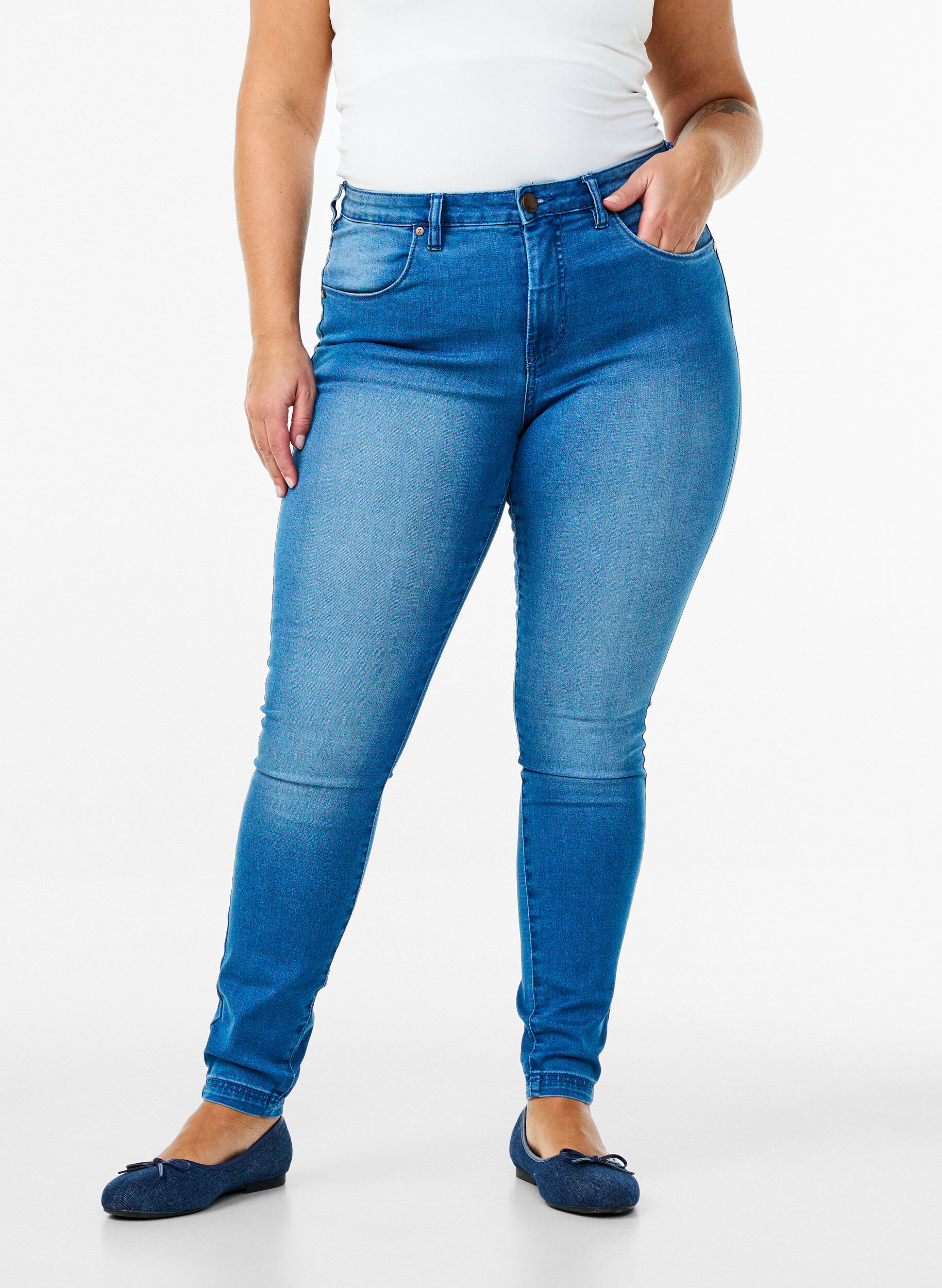 ZizziExtra schmale Amy Jeans mit hoher Taille, Light blue, Model image number 2