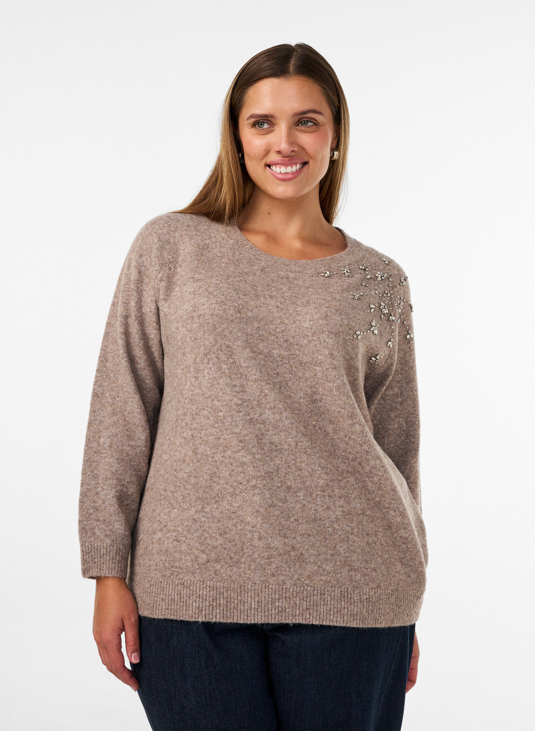 Bluse aus Strick mit Strasssteinen und Nieten, Beige, Model
