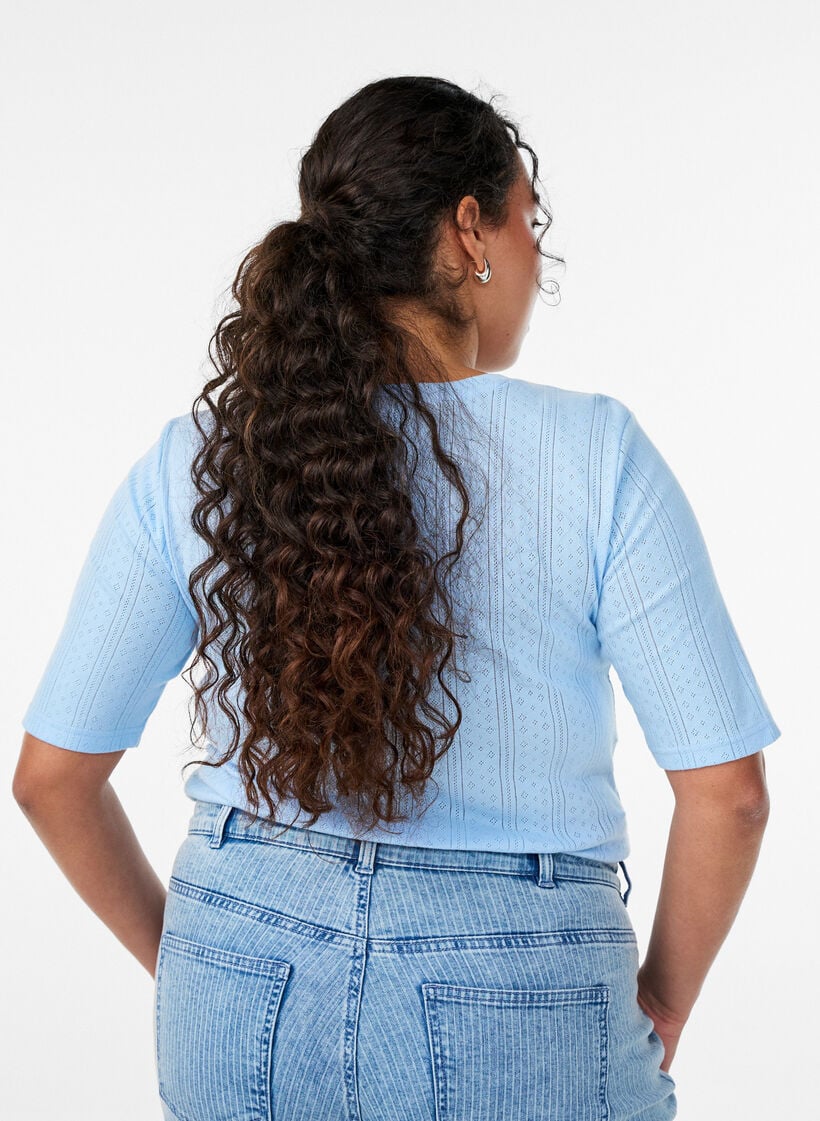 T-Shirt aus Baumwolle mit Lochstickerei, Blau, Model image number 2