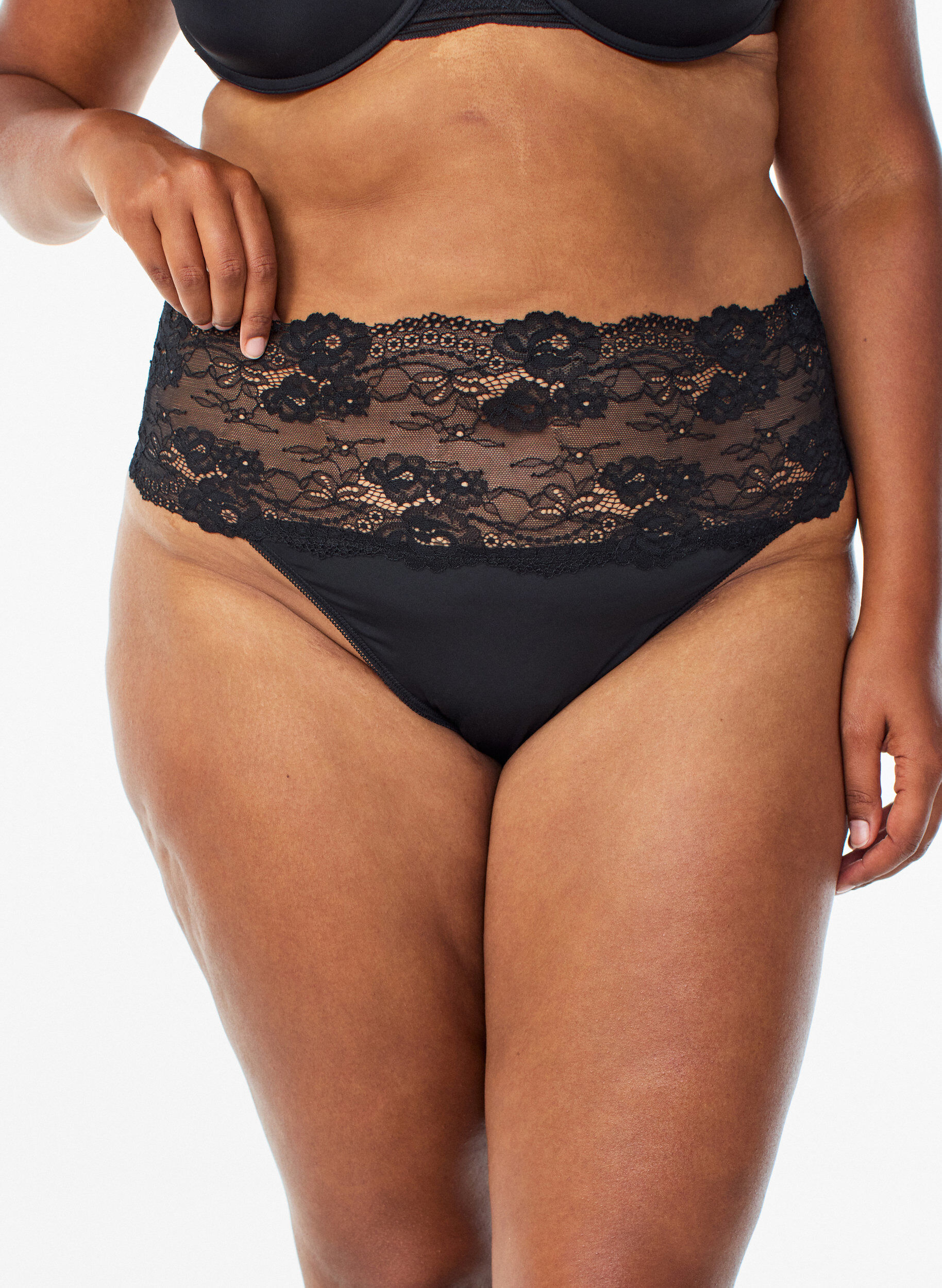 Zizzi2er-Pack Tanga mit breitem Spitzenrand, Schwarz, Model image number 2