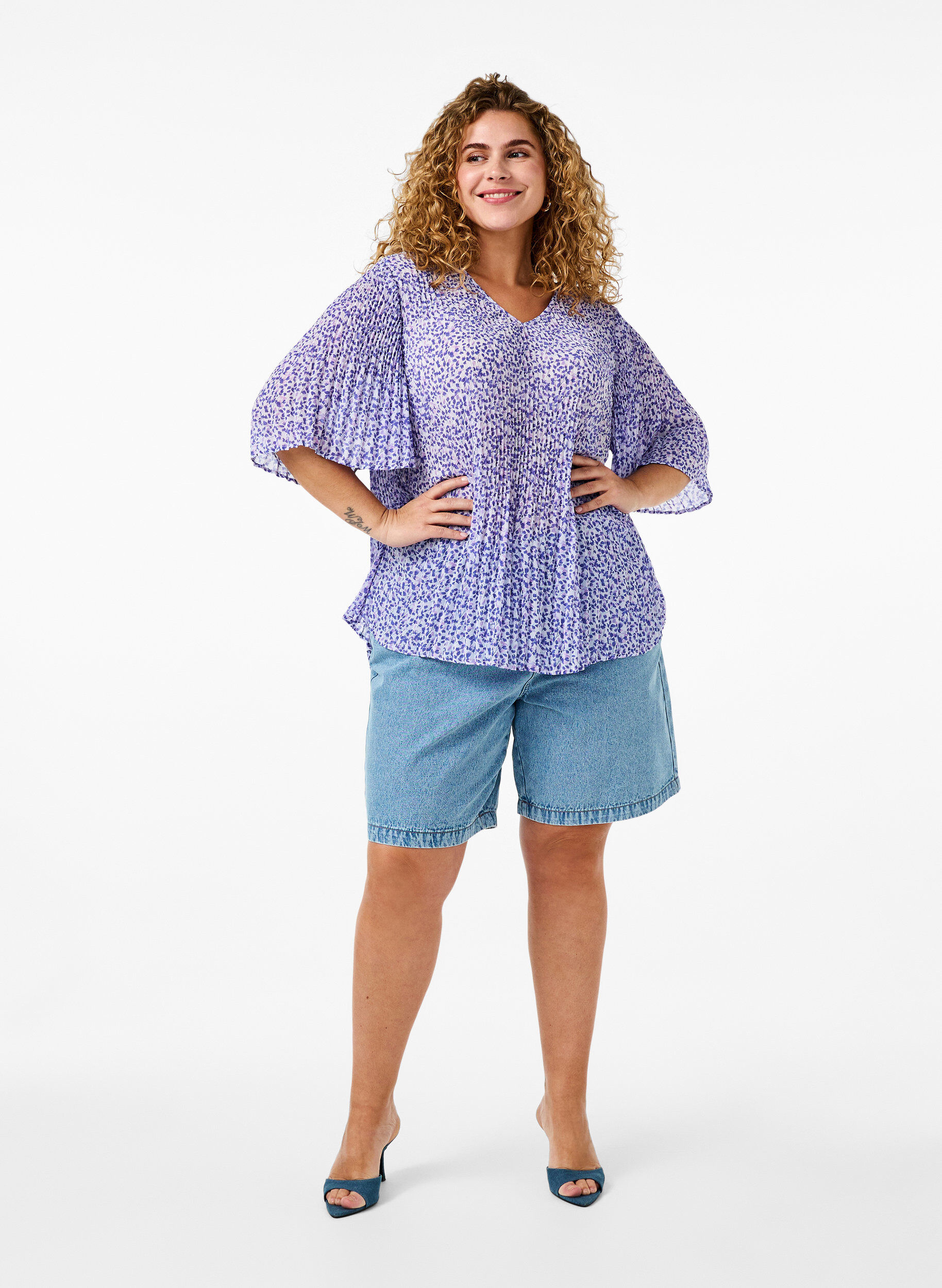 Zizzi Plisseebluse mit Blumenmuster, Small Flower AOP, Model image number 2