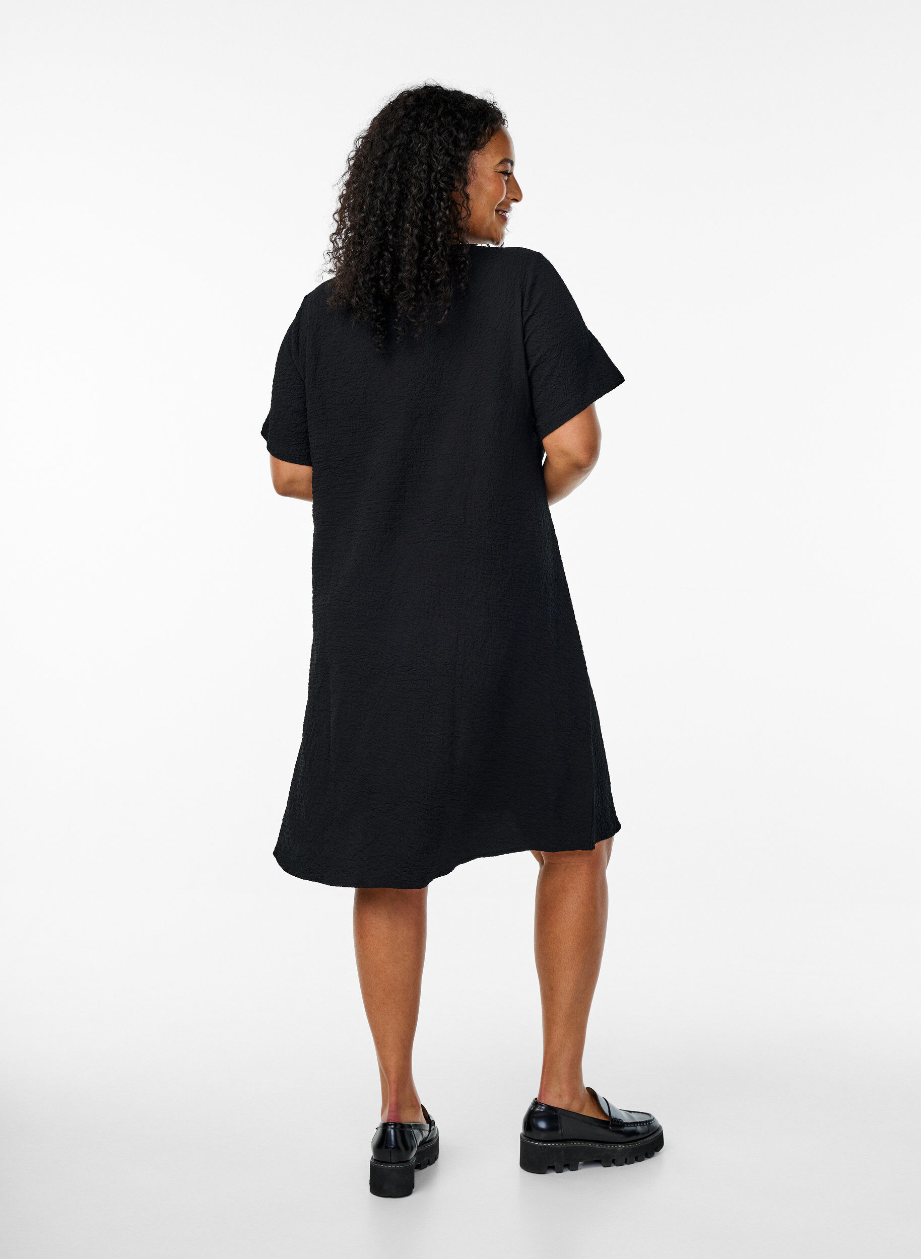 ZizziFLASH - Kleid mit kurzen &Auml;rmeln und V-Ausschnitt, Schwarz, Model image number 2
