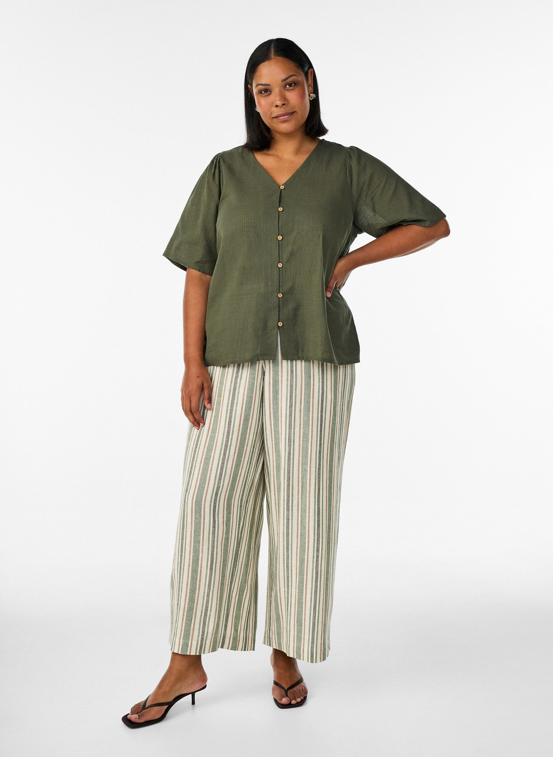 ZizziKurz&auml;rmelige Bluse aus Baumwolle mit V-Ausschnitt, Gr&uuml;n, Model image number 1