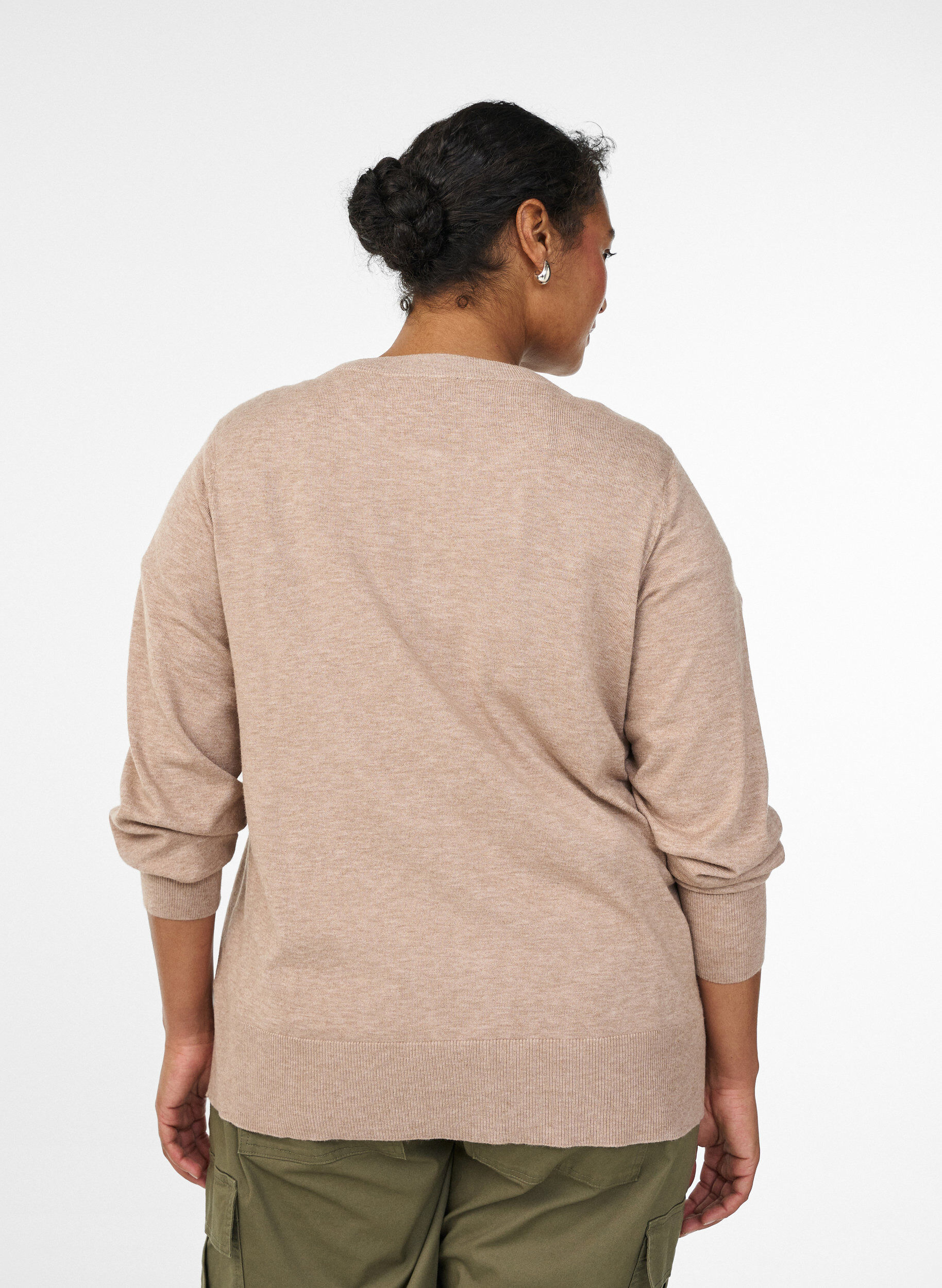 ZizziStrickjacke mit Rundhalsausschnitt und stoffbezogenen Kn&ouml;pfen, Beige, Model image number 2