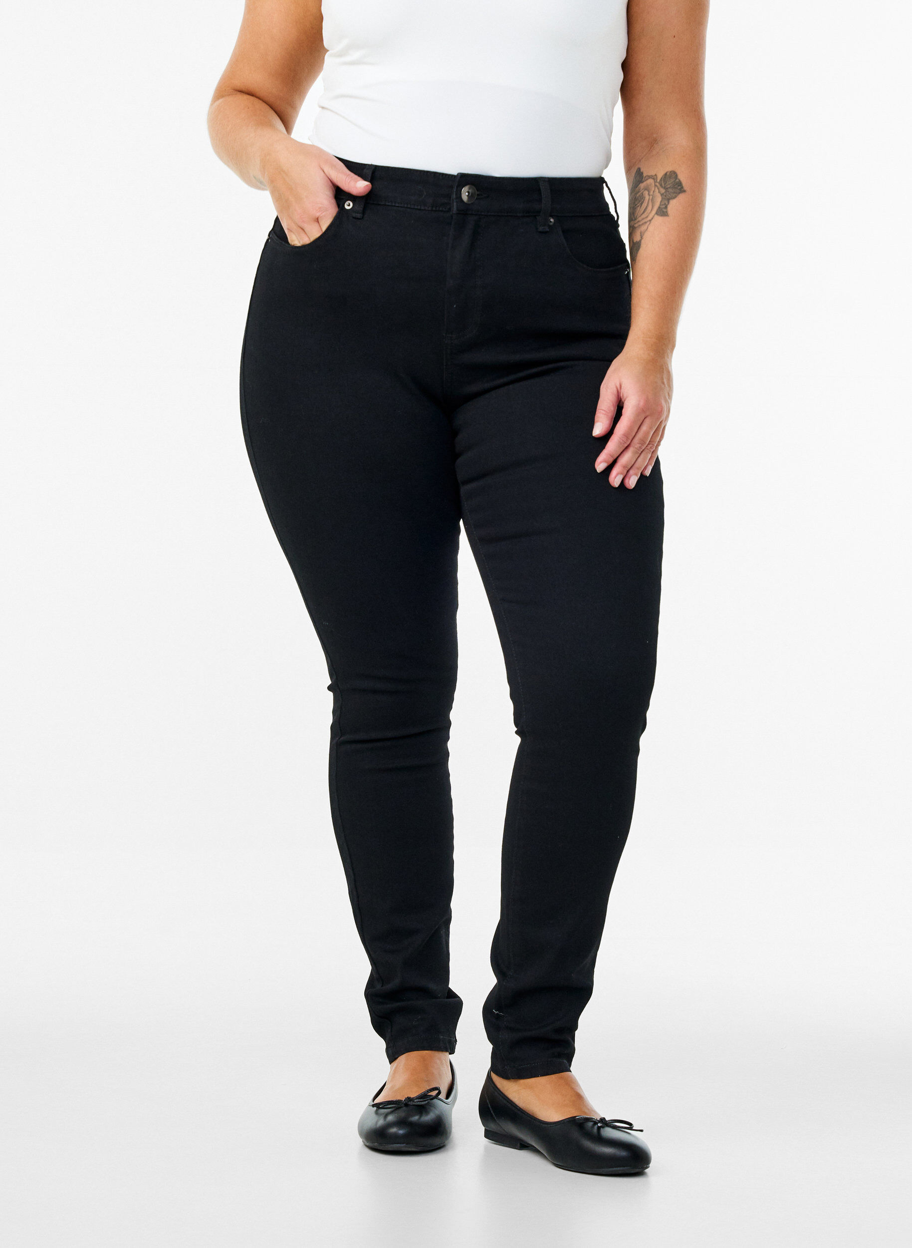 ZizziAmy Jeans mit hoher Taille und extra schlanker Passform, Schwarz, Model image number 2