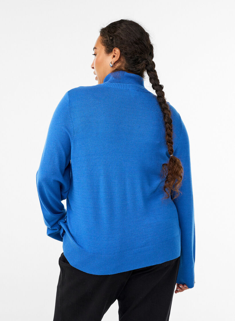 Strickbluse mit Rollkragen und seitlichen Knöpfen, Blau, Model image number 2