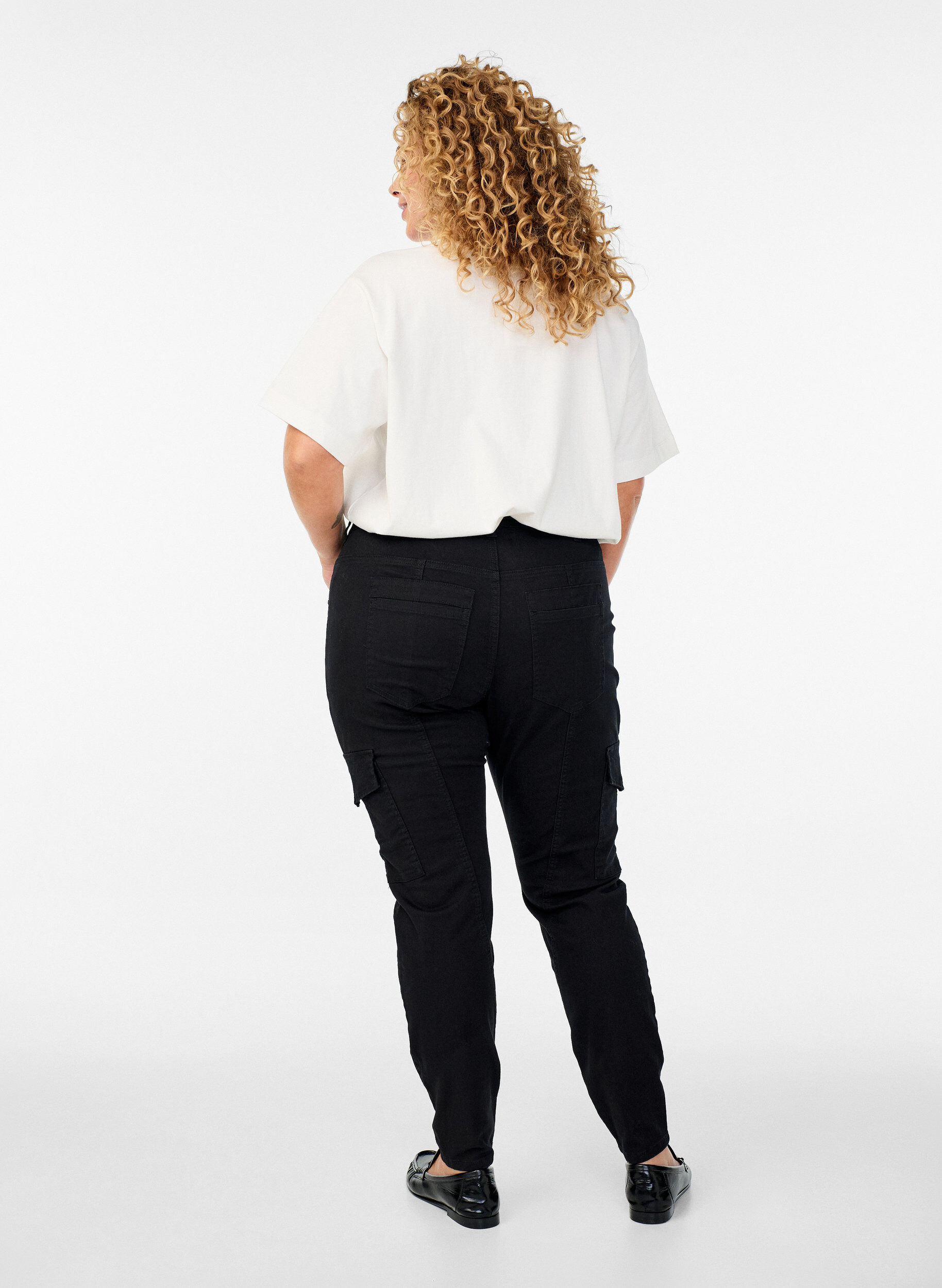 ZizziSlim fit Hose mit Cargotaschen, Schwarz, Model image number 1