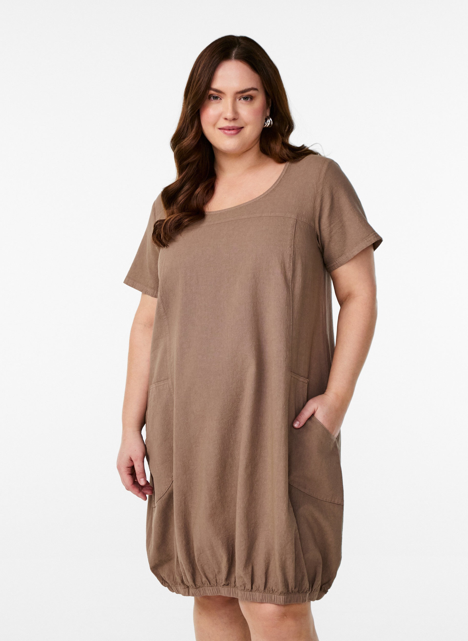 Baumwollkleid mit kurzen &Auml;rmeln, Braun, Model