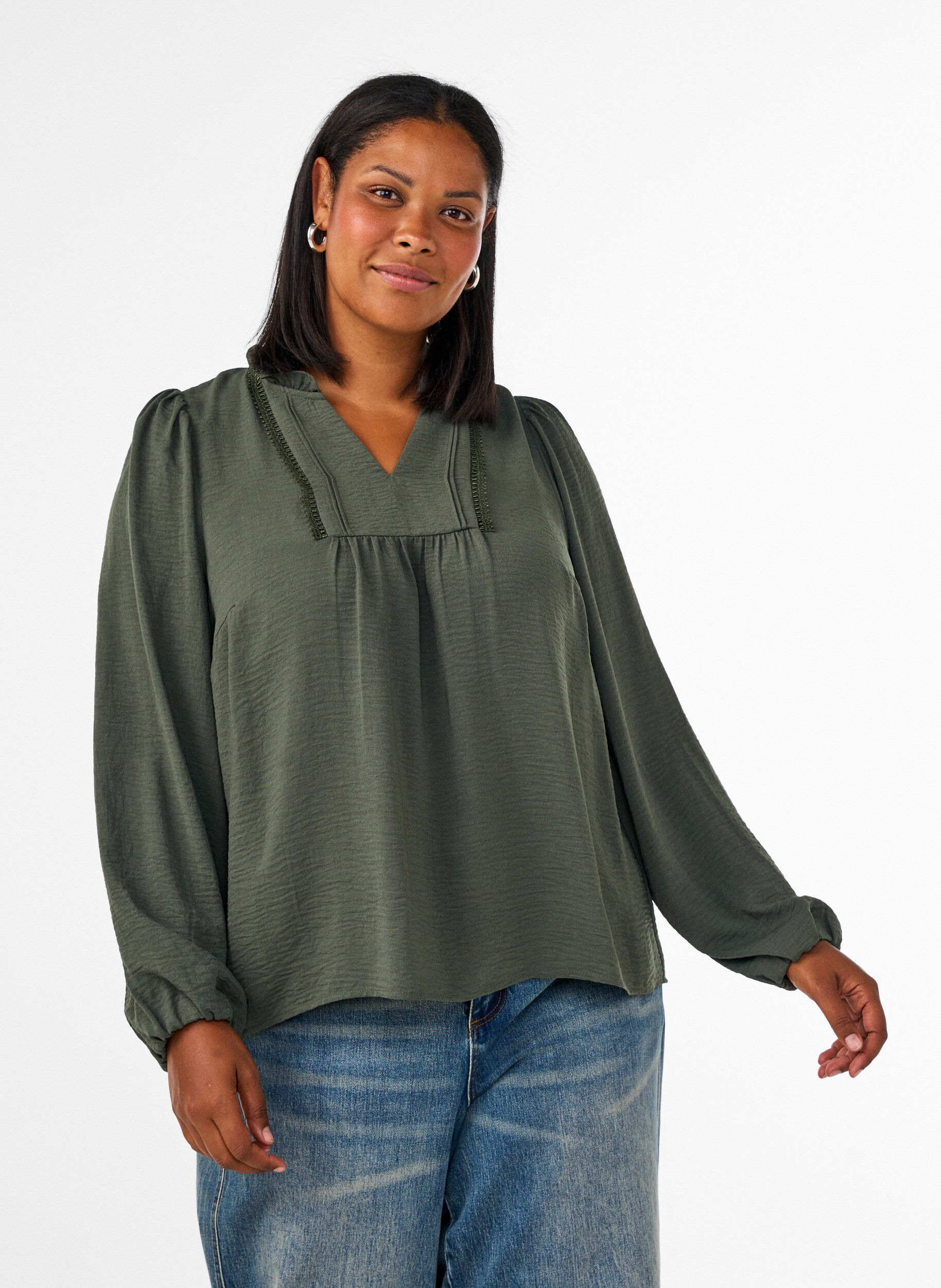 Bluse mit V-Ausschnitt und H&auml;kelband, Gr&uuml;n, Model