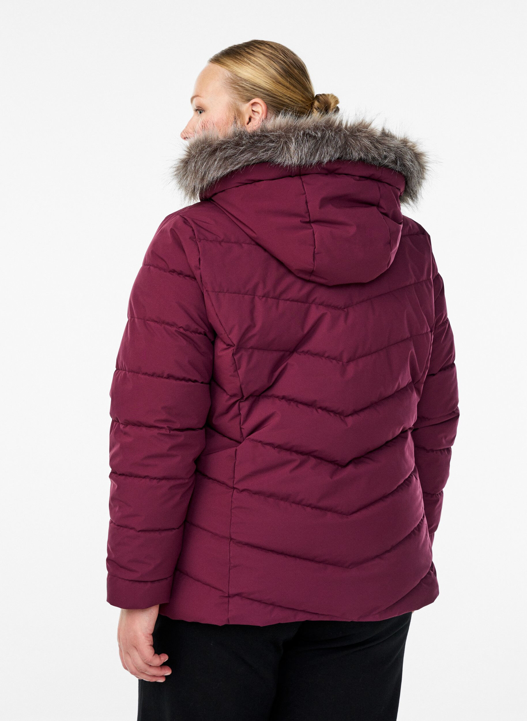 ZizziKurze Steppjacke mit Kapuze, Dunkles Bordeaux, Model image number 2