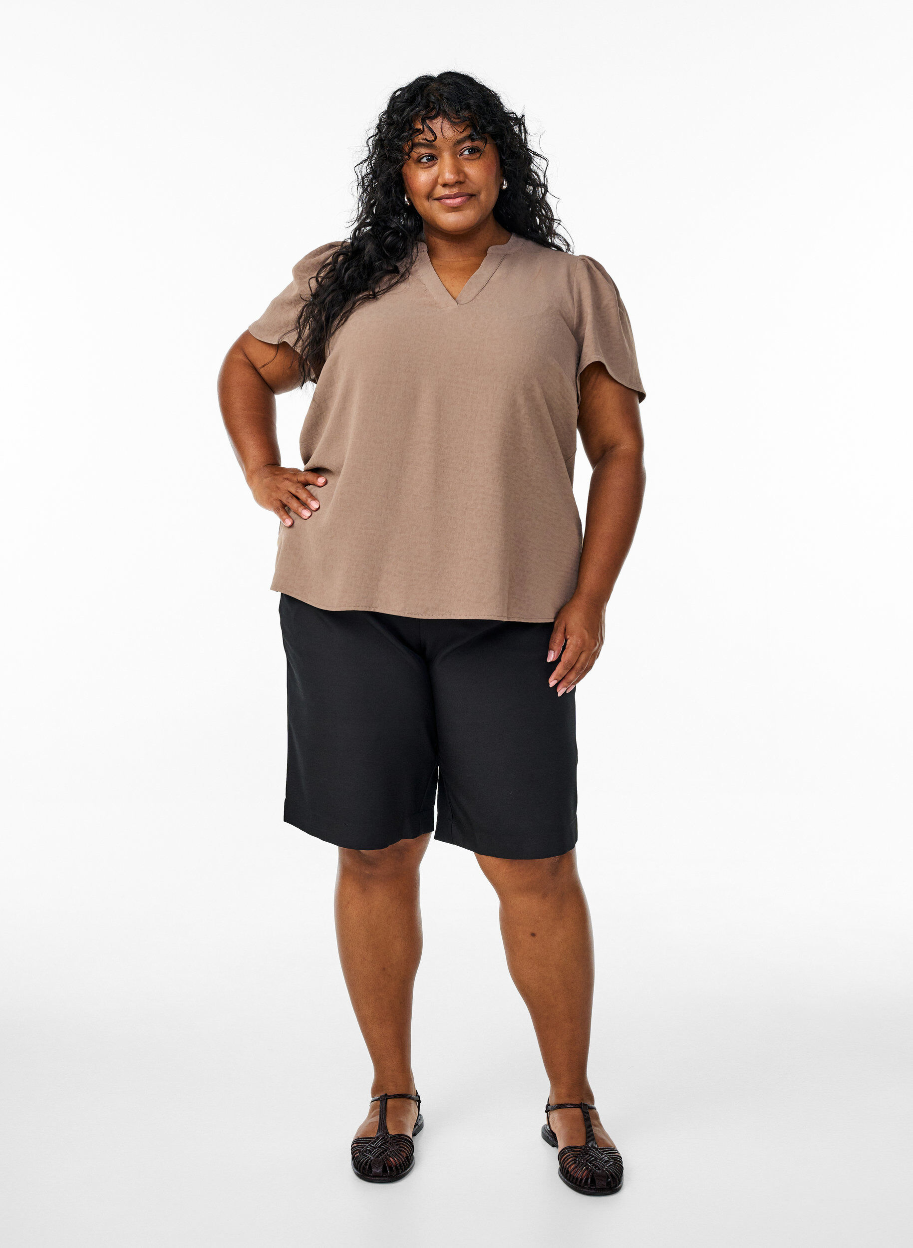 ZizziBluse mit kurzen R&uuml;schen&auml;rmeln und V-Ausschnitt, Braun, Model image number 1