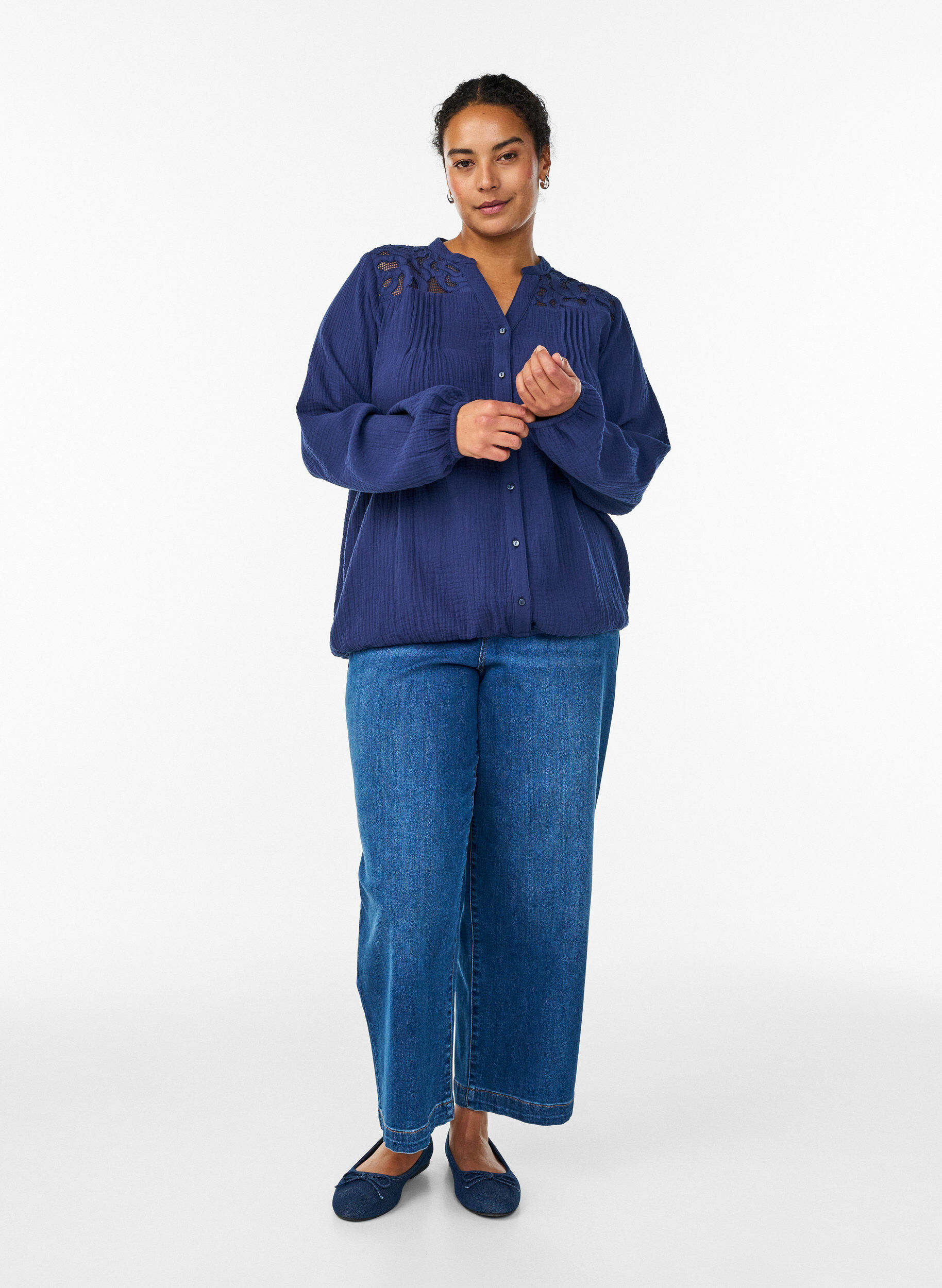 ZizziBluse aus Baumwoll-Musselin mit bestickten Details, Blau, Model image number 1