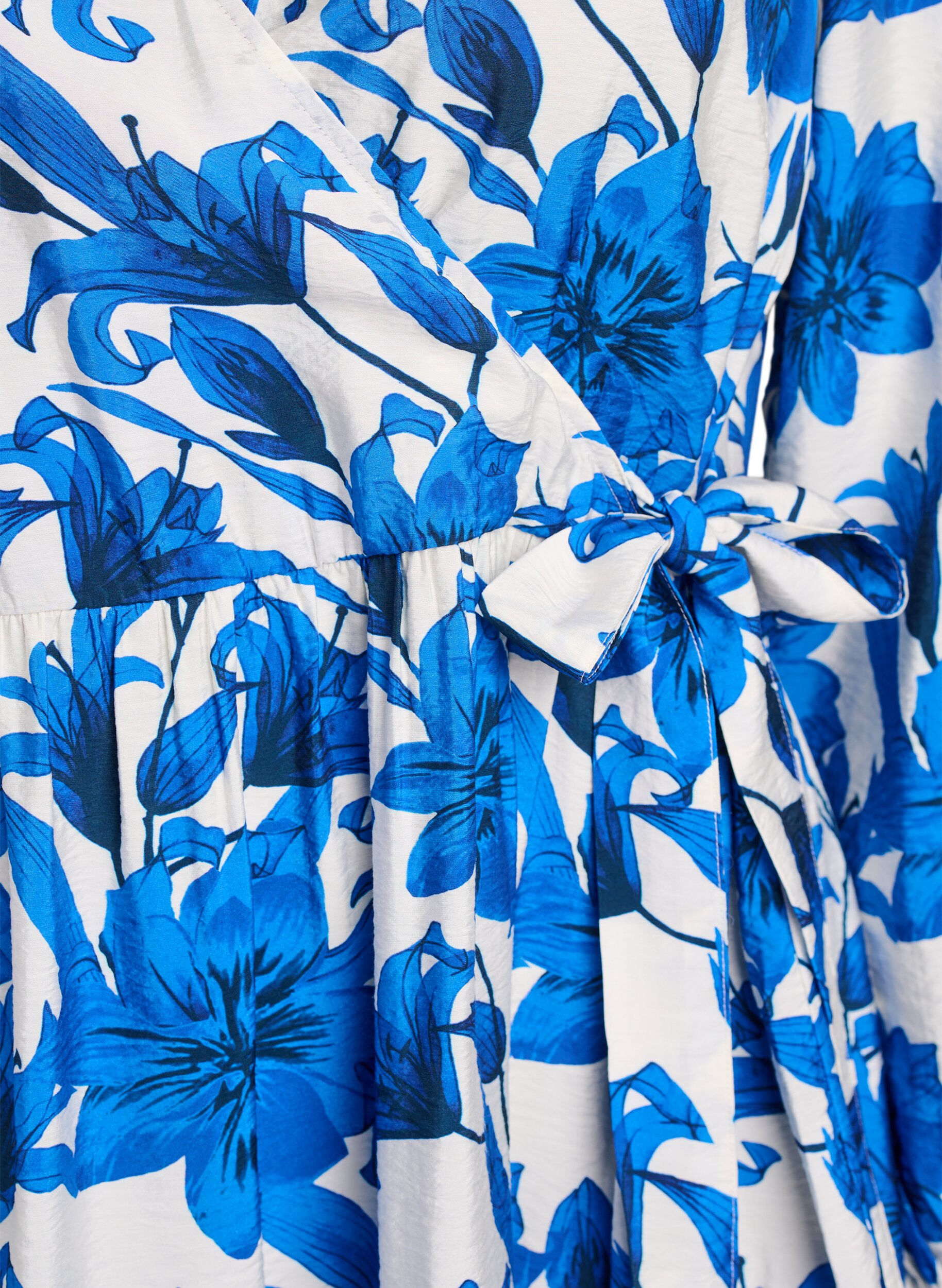 ZizziGebl&uuml;mtes Wickelkleid mit Bindeg&uuml;rtel, Vanille, Packshot image number 2