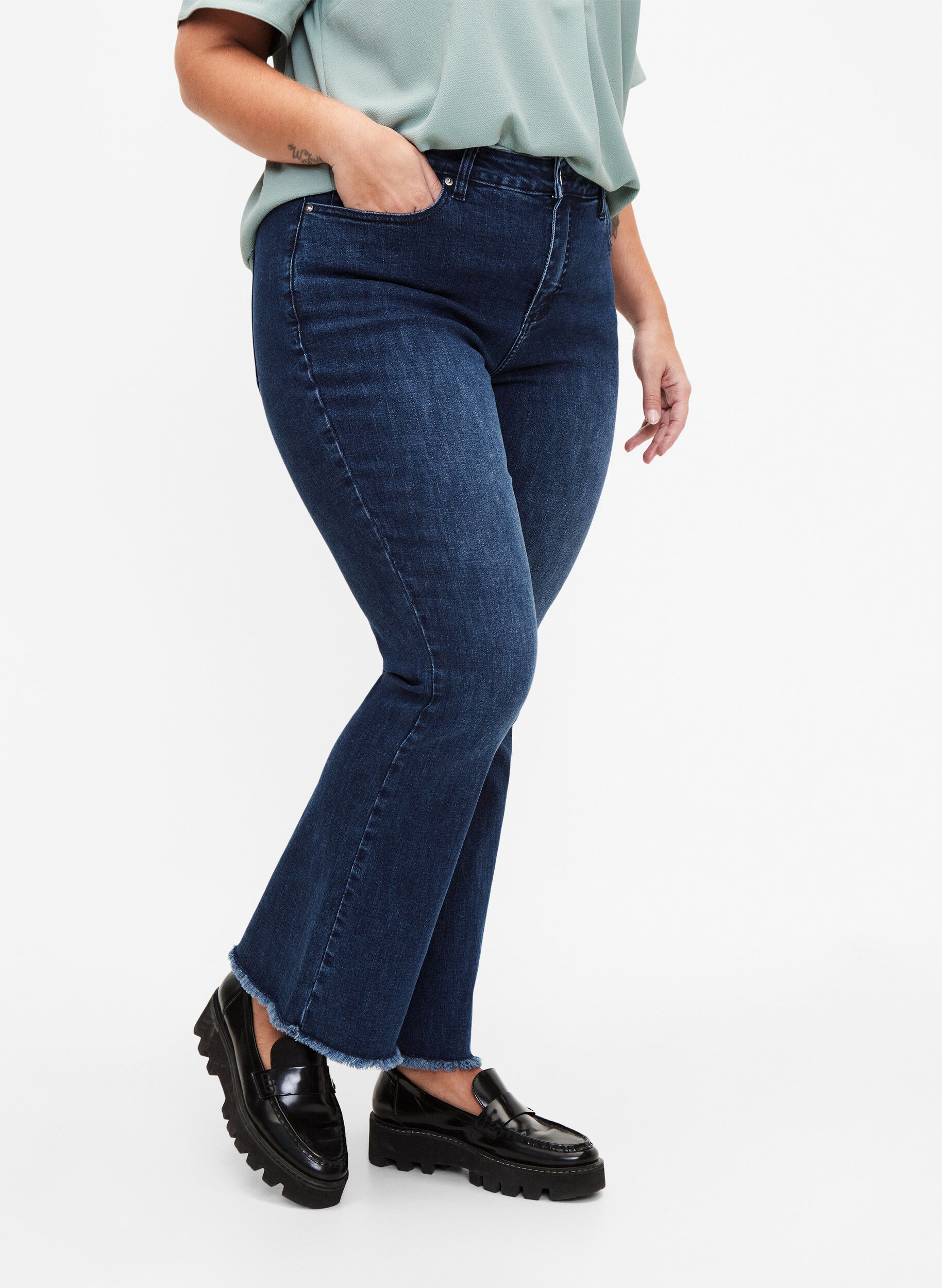 ZizziEllen-Bootcut-Jeans, unges&auml;umt, Blue denim, Model image number 2
