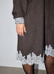 Knielanges Kleid mit Nadelstreifen und Spitzenbesatz, Braun, Model image number 3