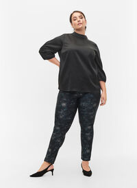Emily-Jeans mit Muster und Nieten, Black AOP, Model