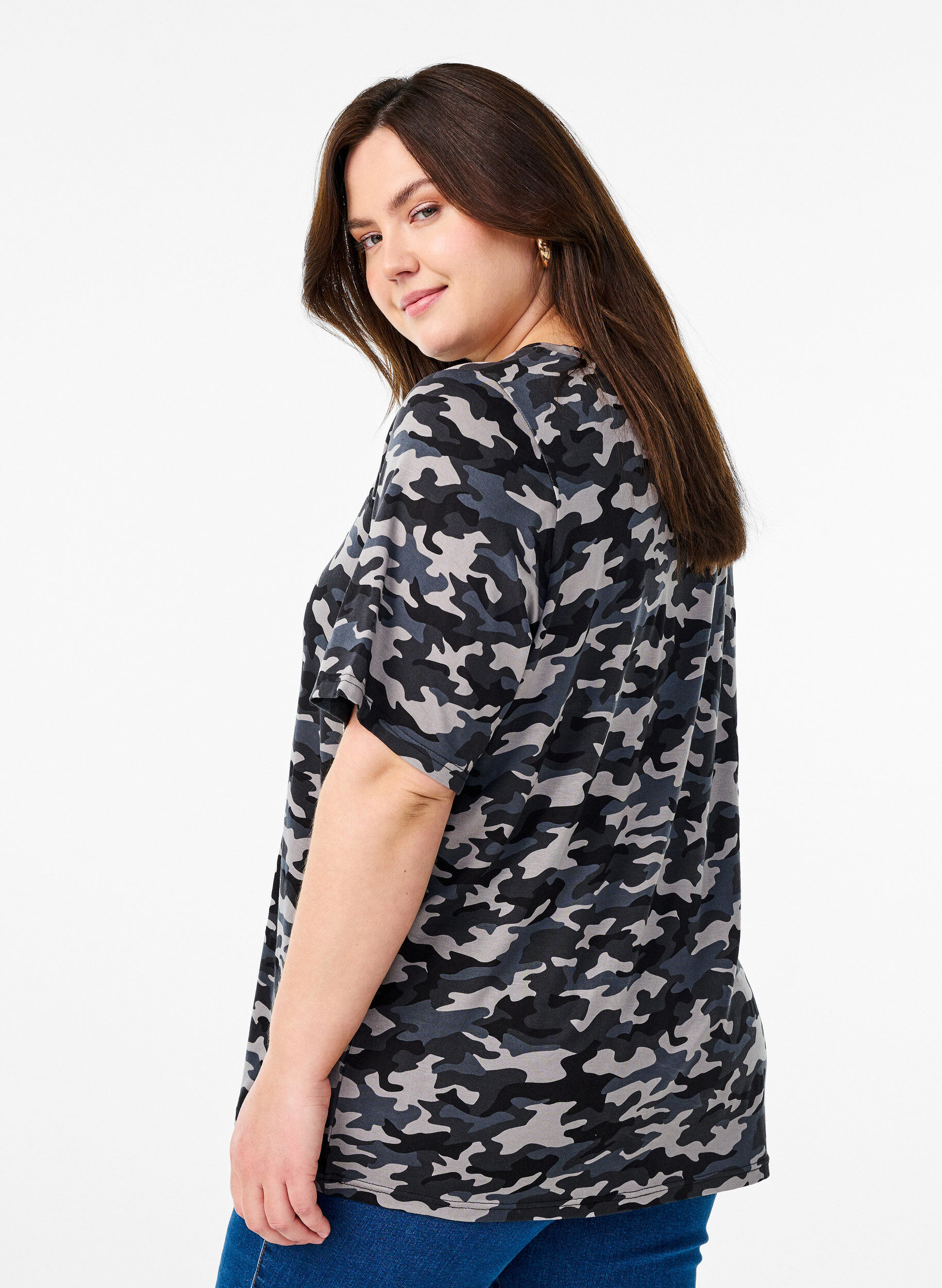 ZizziT-Shirt mit TENCEL&trade; Lyocell und Tarnmuster, Grau, Model image number 2