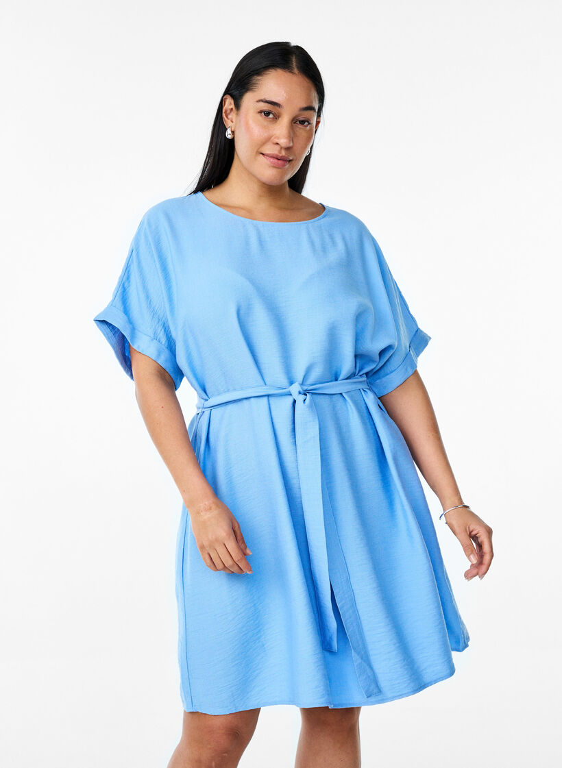 Kurzes Kleid mit lockerer Passform und Bindegürtel, Blau, Model image number 0