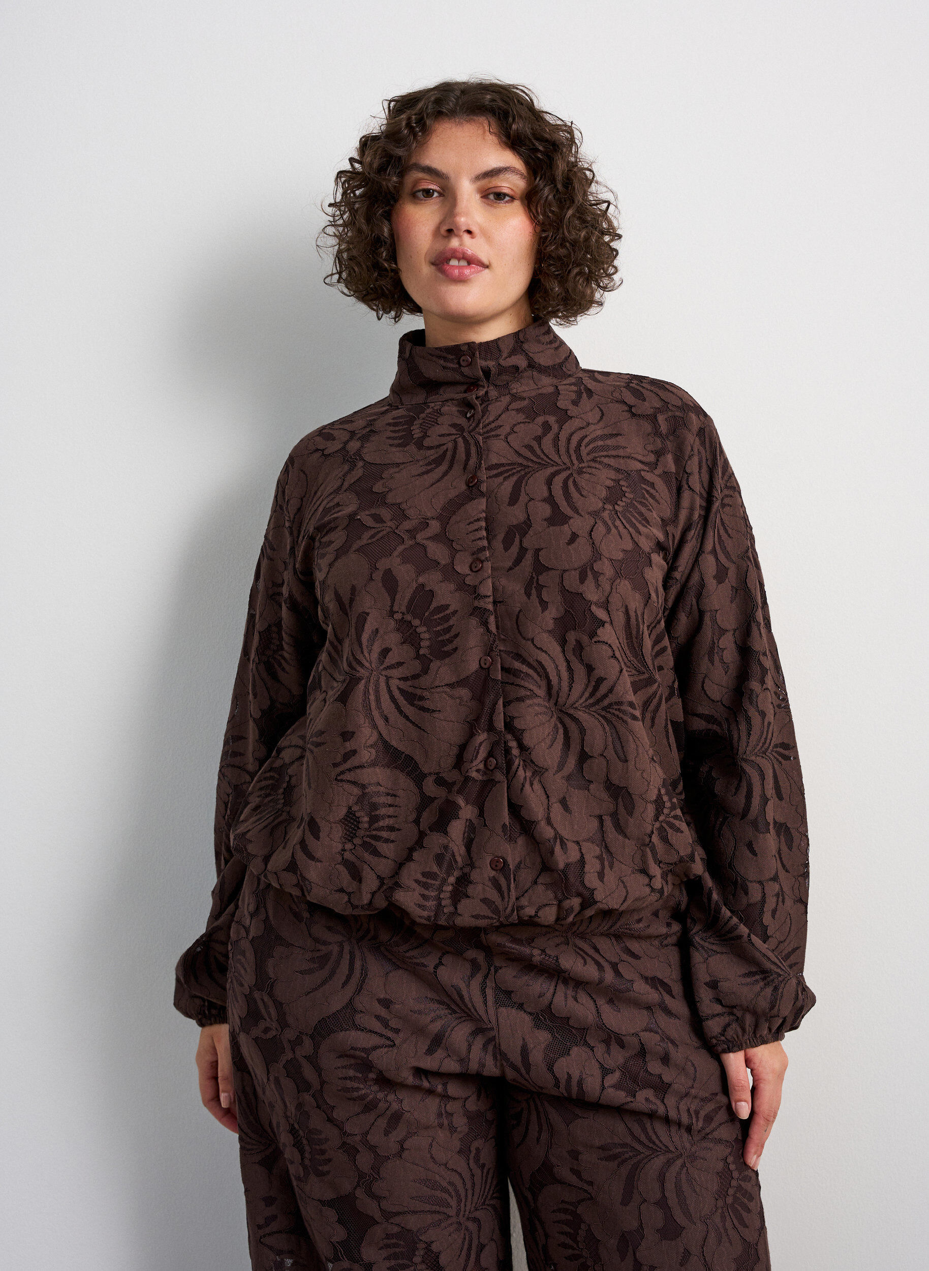 Bomberjacke mit gebl&uuml;mtem Jacquard, Braun, Model