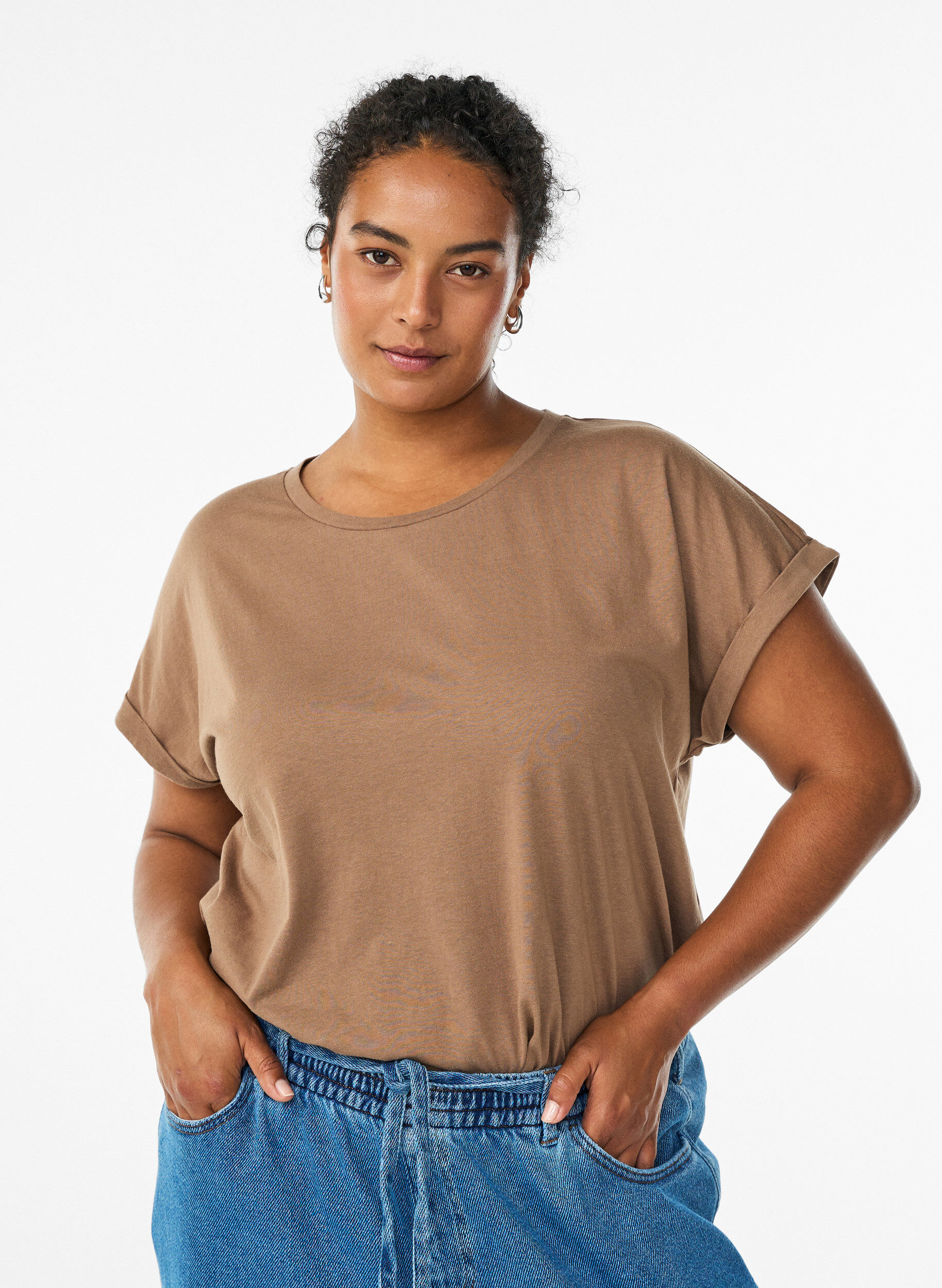 Kurz&auml;rmeliges T-Shirt aus einer Baumwollmischung, Braun, Model