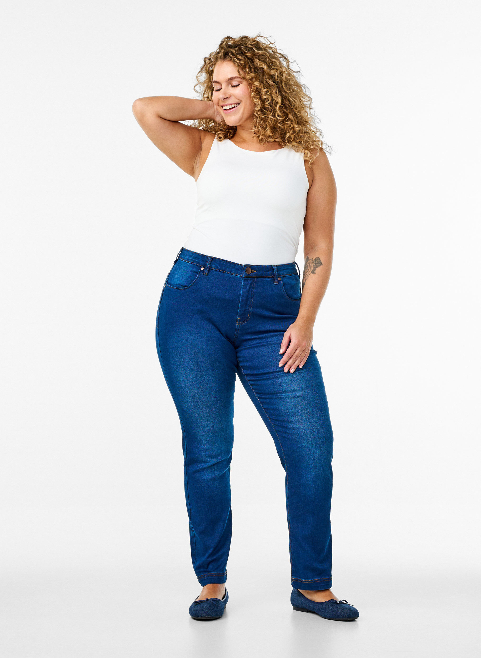 Schmale Passform Emily Jeans mit normaler Taille, Blau, Model