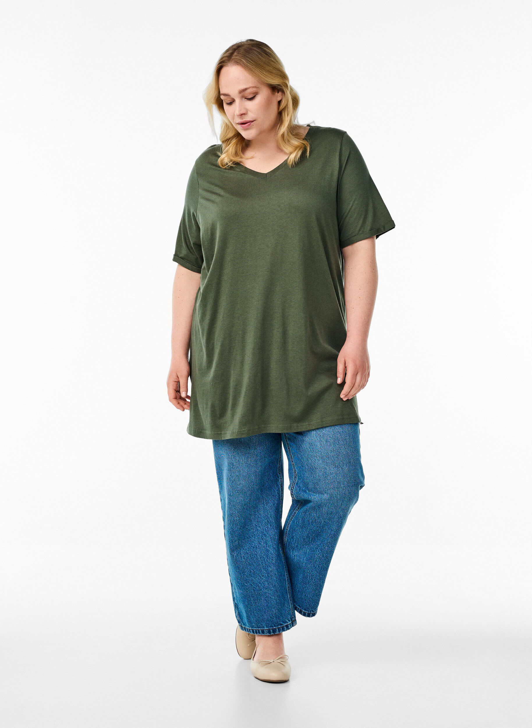 ZizziEinfarbiges Oversize T-Shirt mit V-Ausschnitt, Gr&uuml;n, Model image number 1