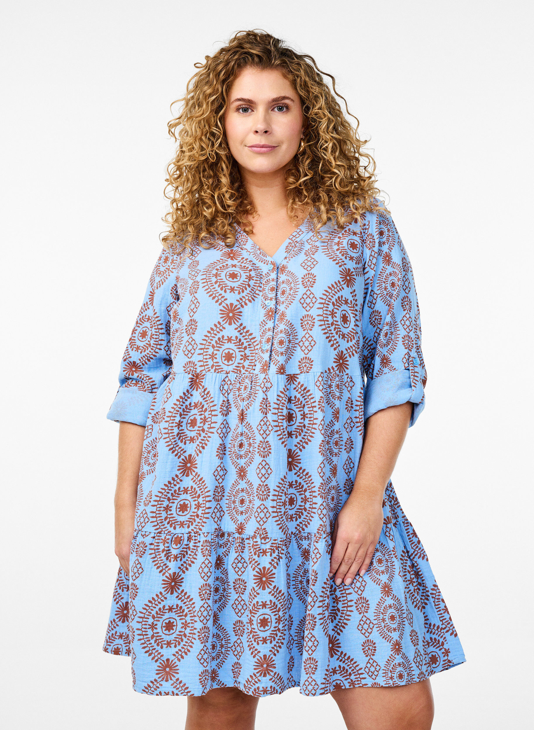 Kurzes Kleid aus gemustertem Baumwoll-Musselin, Blau, Model