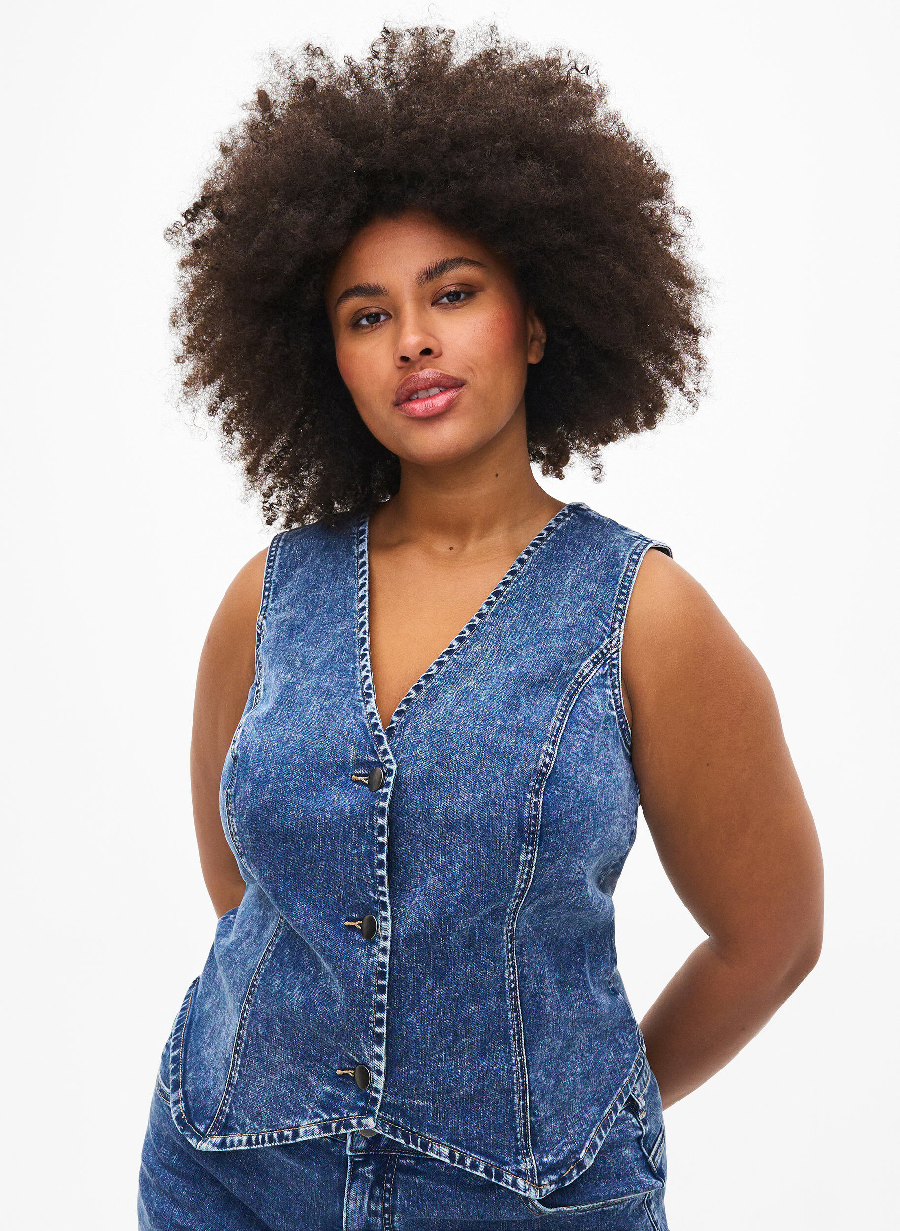 ZizziSchmal geschnittene Denim-Weste mit Kn&ouml;pfen, Blue Denim, Model image number 0