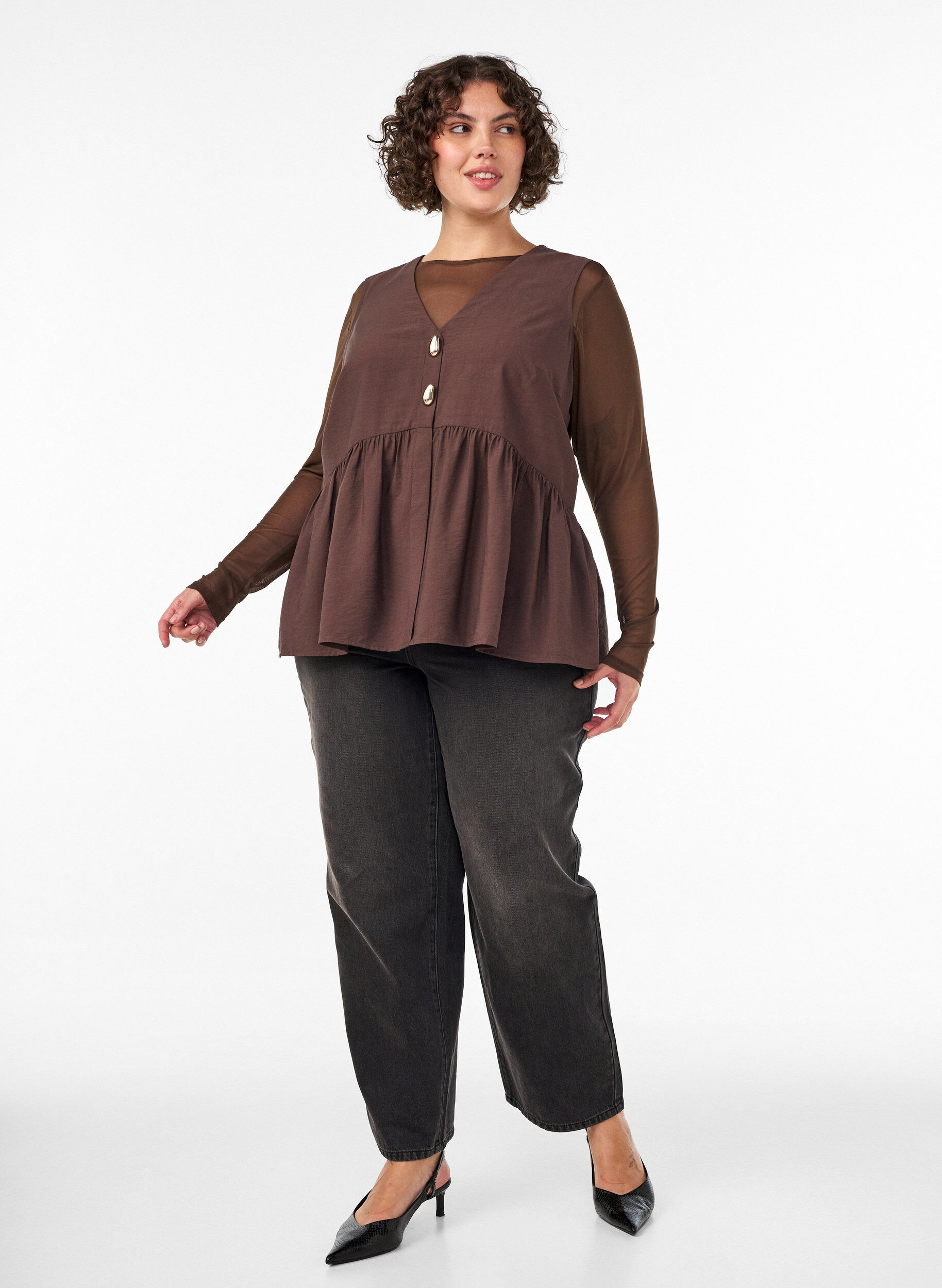 Zizzi&Auml;rmellose Sch&ouml;&szlig;chenbluse mit dekorativen Kn&ouml;pfen, Braun, Model image number 1