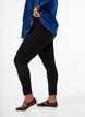 Leggings aus Viskose mit einem Schlitz auf der Vorderseite, Schwarz, Model image number 2