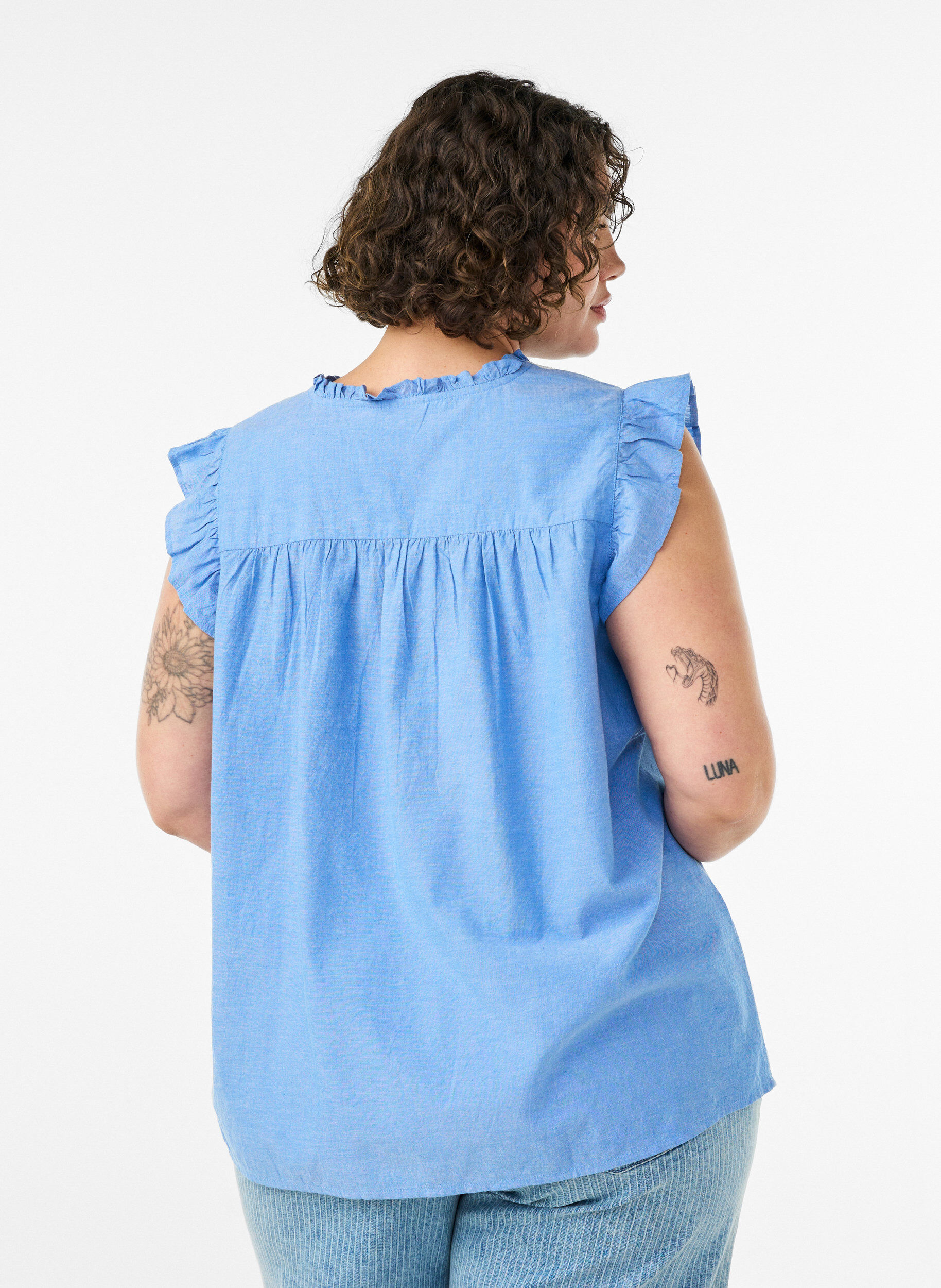 Zizzi&Auml;rmellose Bluse aus Baumwolle mit R&uuml;schenkanten, Blau, Model image number 2