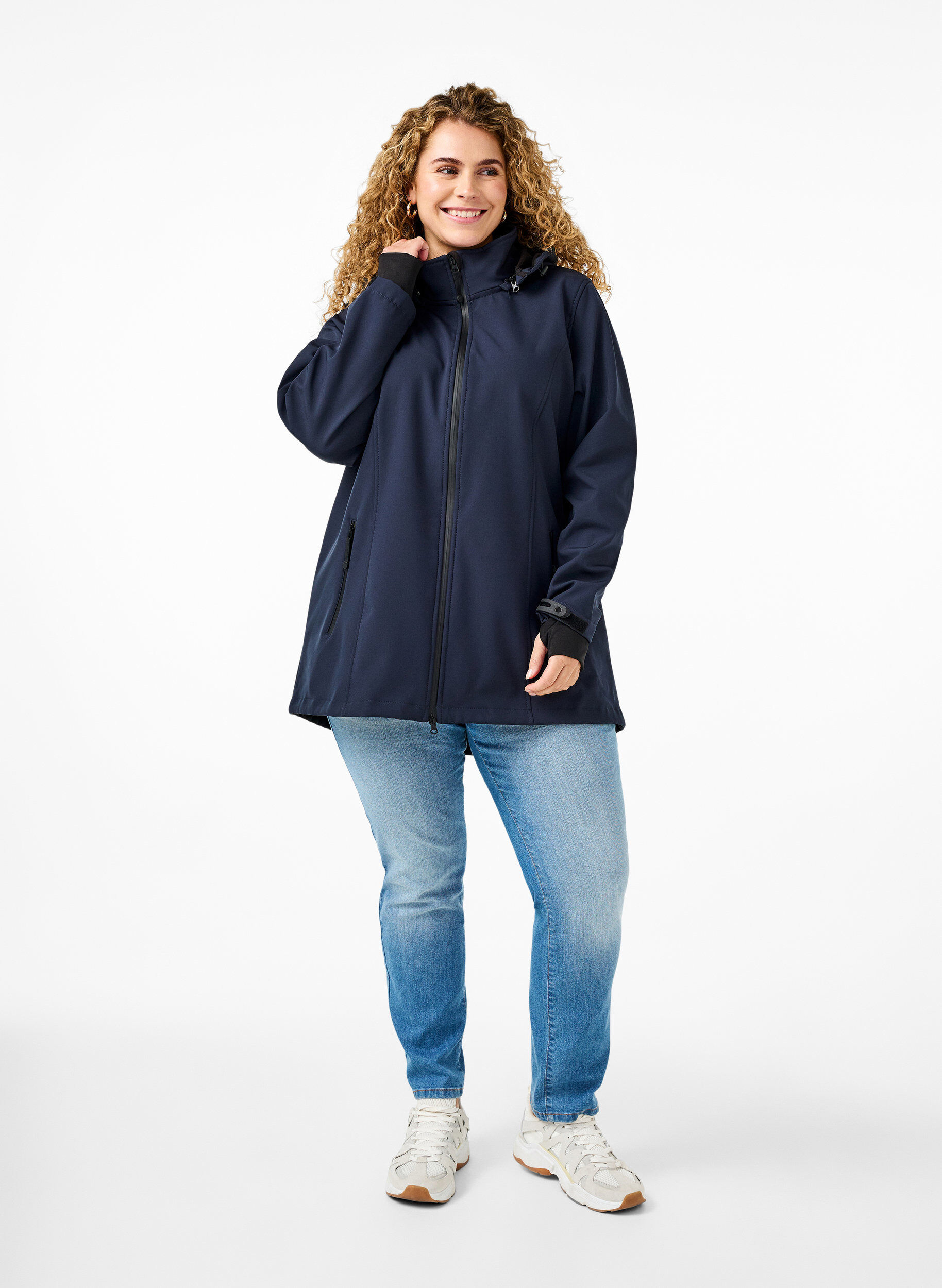 ZizziSoftshelljacke aus kurzem Schnitt mit abnehmbarer Kapuze, Blau, Model image number 1