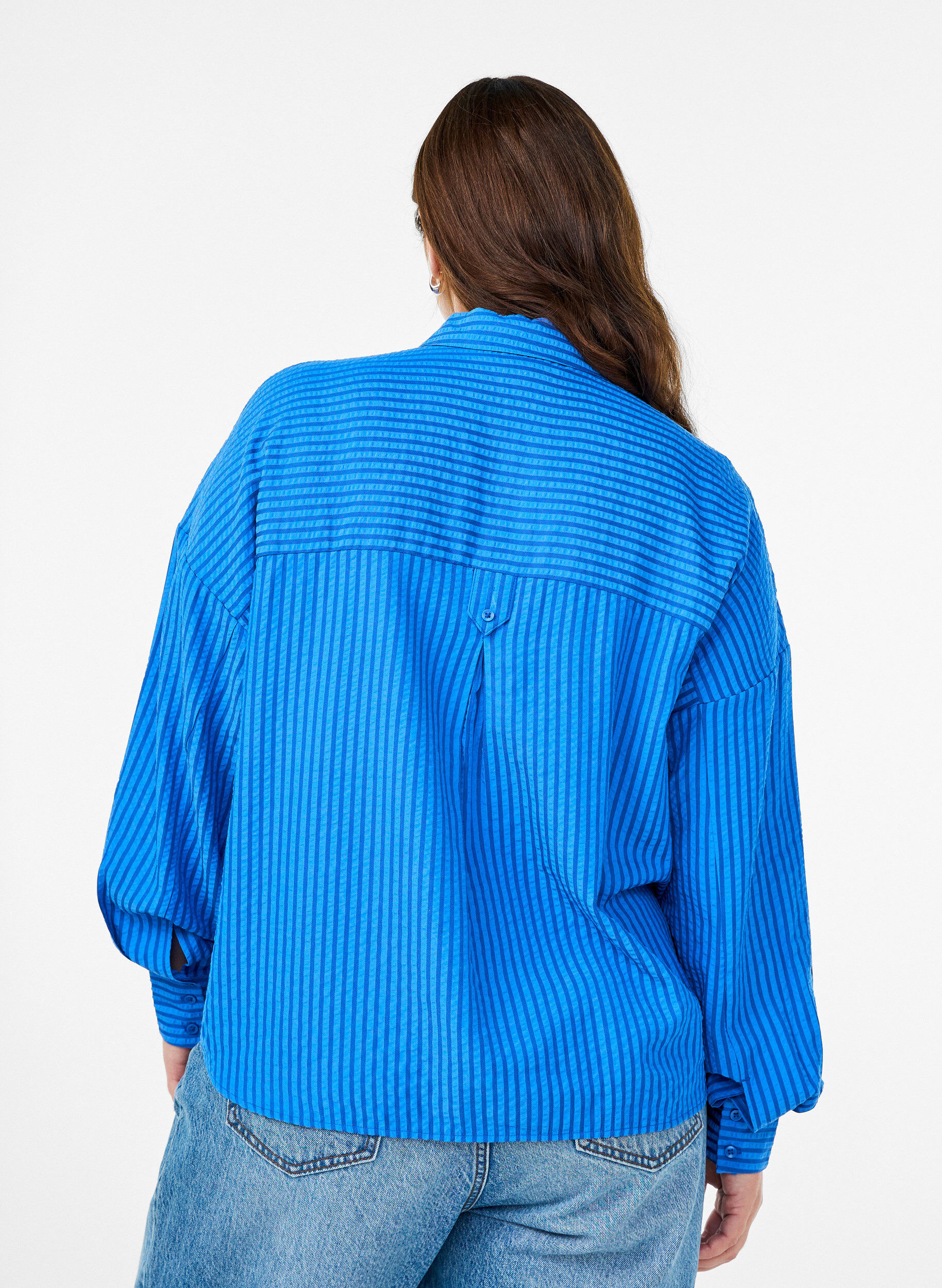 ZizziGestreifte Bluse mit Knopfdetail am R&uuml;cken, Blau, Model image number 2