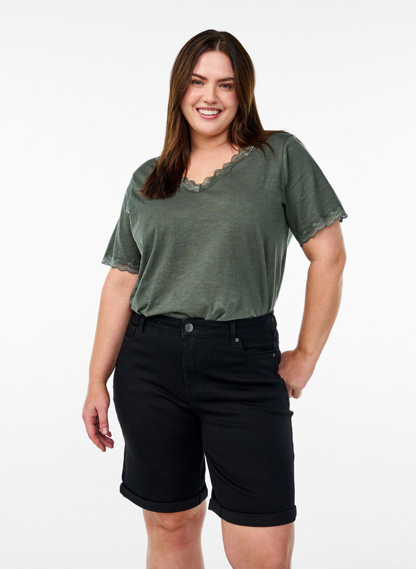 Eng anliegende Jeansshorts mit hoher Taille, Schwarz, Model image number 0