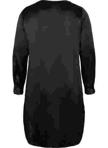 Langes glänzendes Hemd mit Einschnitt, Black, Packshot image number 1