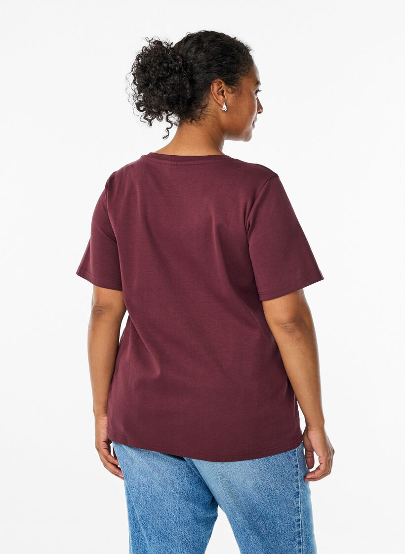 Basic-T-Shirt mit V-Ausschnitt aus Bio-Baumwolle, Dunkles Bordeaux, Model image number 2