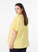 T-Shirt aus Bio-Baumwolle mit kleinem Frontmotiv, Gelb, Model image number 2