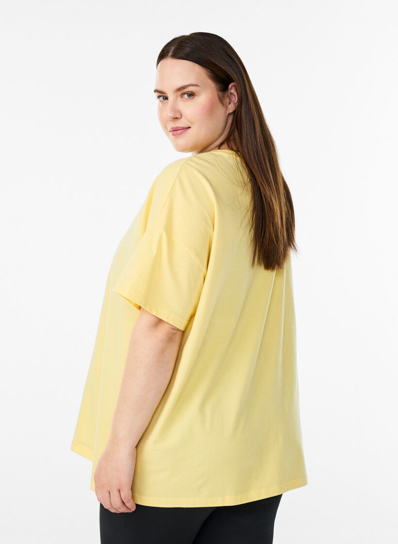 T-Shirt aus Bio-Baumwolle mit kleinem Frontmotiv, Gelb, Model image number 2