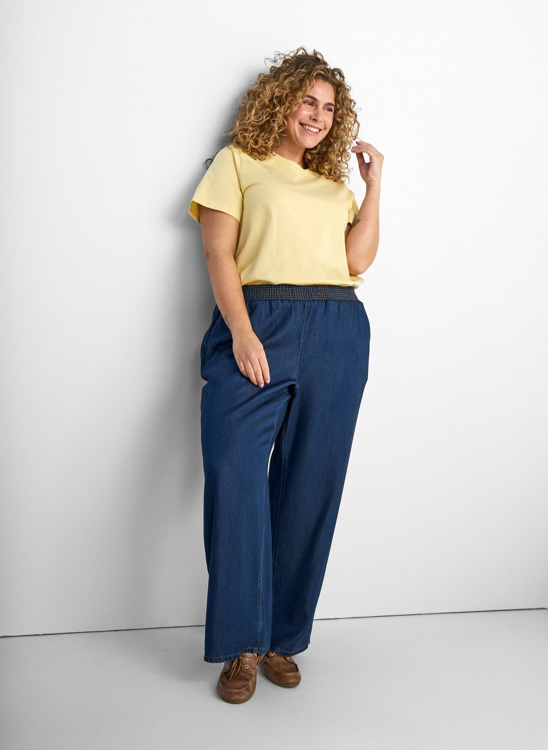 ZizziBasic-T-Shirt aus Baumwolle mit Rundhalsausschnitt, Gelb, Model image number 3