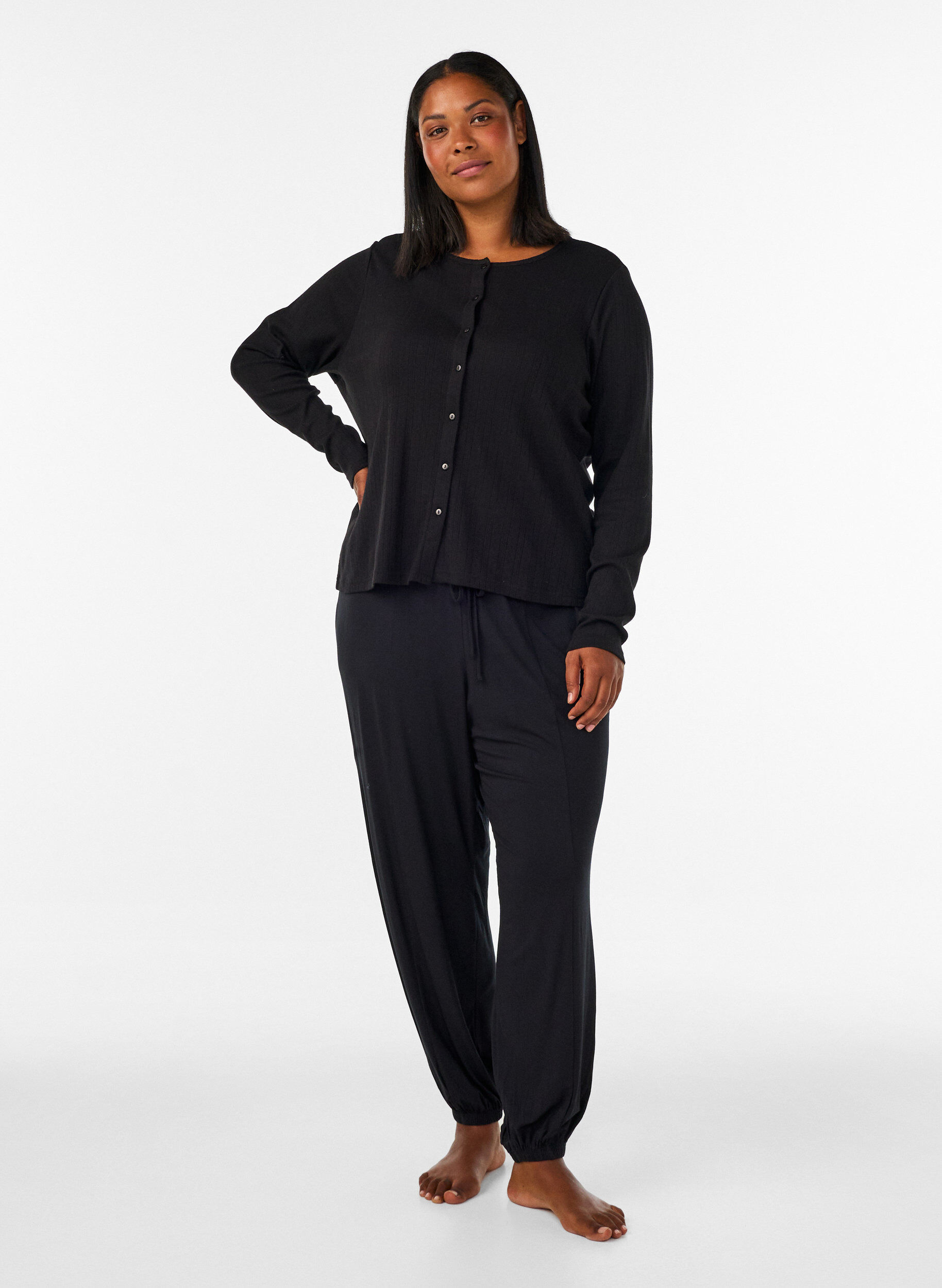 ZizziStrickjacke aus Bio-Baumwolle mit Lochstickerei, Schwarz, Model image number 1