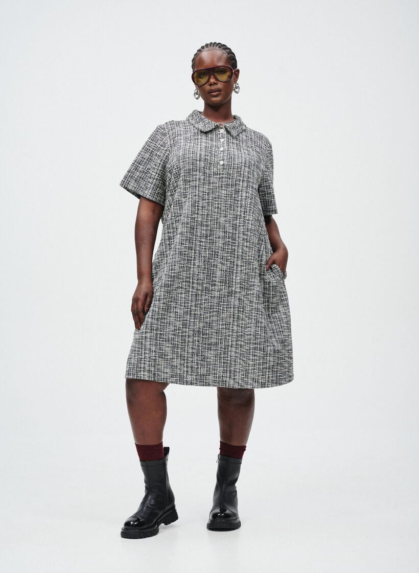 Kurzes Kleid aus texturiertem Jersey mit grafischem Karomuster, Vanille, Image image number 0