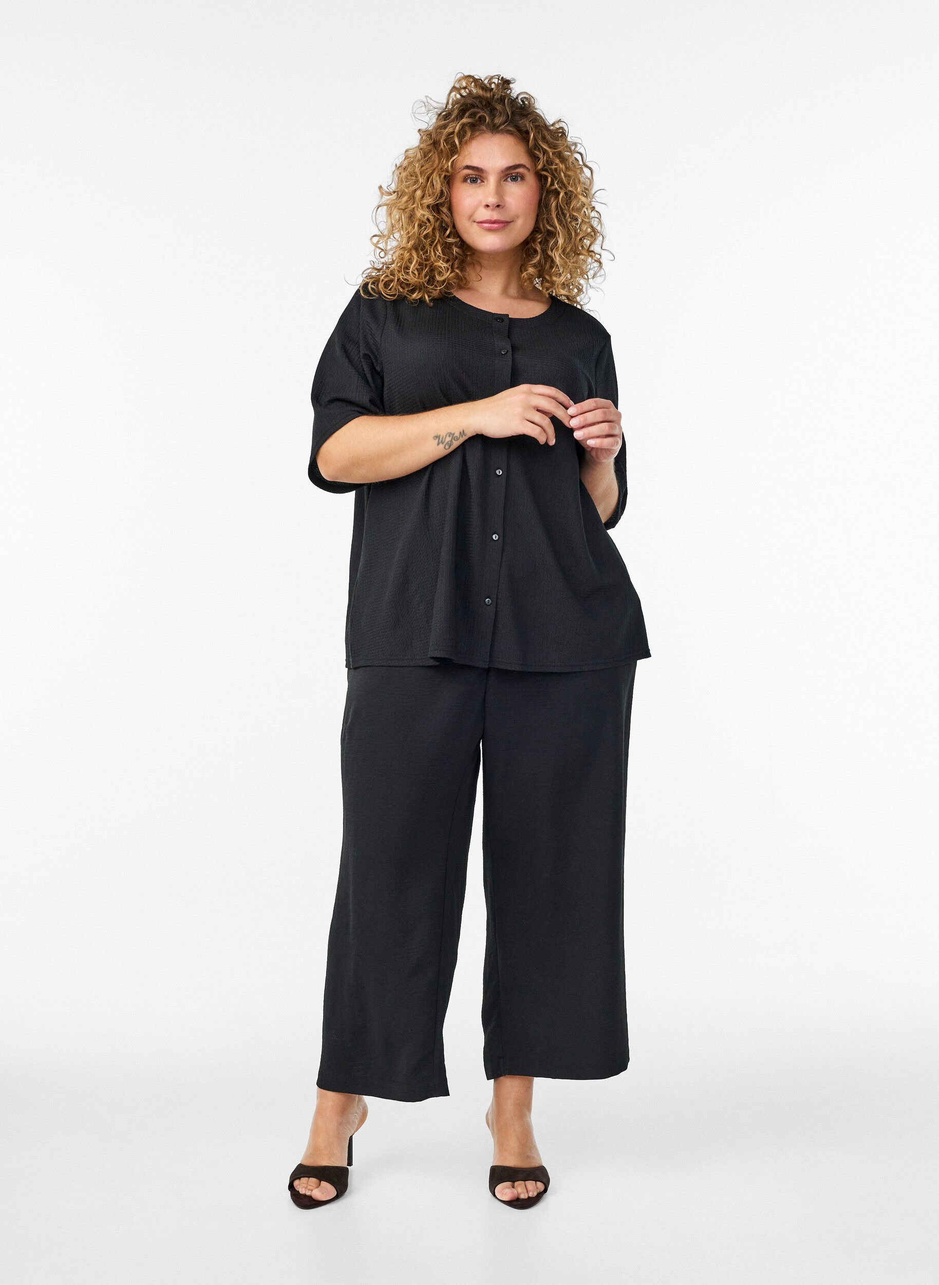 ZizziKurz&auml;rmelige Bluse mit Struktur und Knopfleiste, Schwarz, Model image number 1
